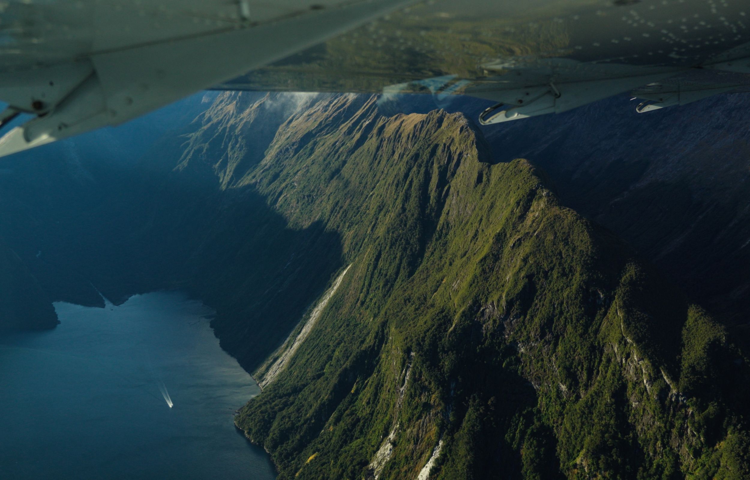從空中俯瞰米爾福德峽灣,將其壯麗的懸崖、傾瀉而下的瀑布,以及被雨林覆蓋的山脈盡收眼底。 從空中俯瞰米爾福德峽灣,將其壯麗的懸崖、傾瀉而下的瀑布,以及被雨林覆蓋的山脈盡收眼底。