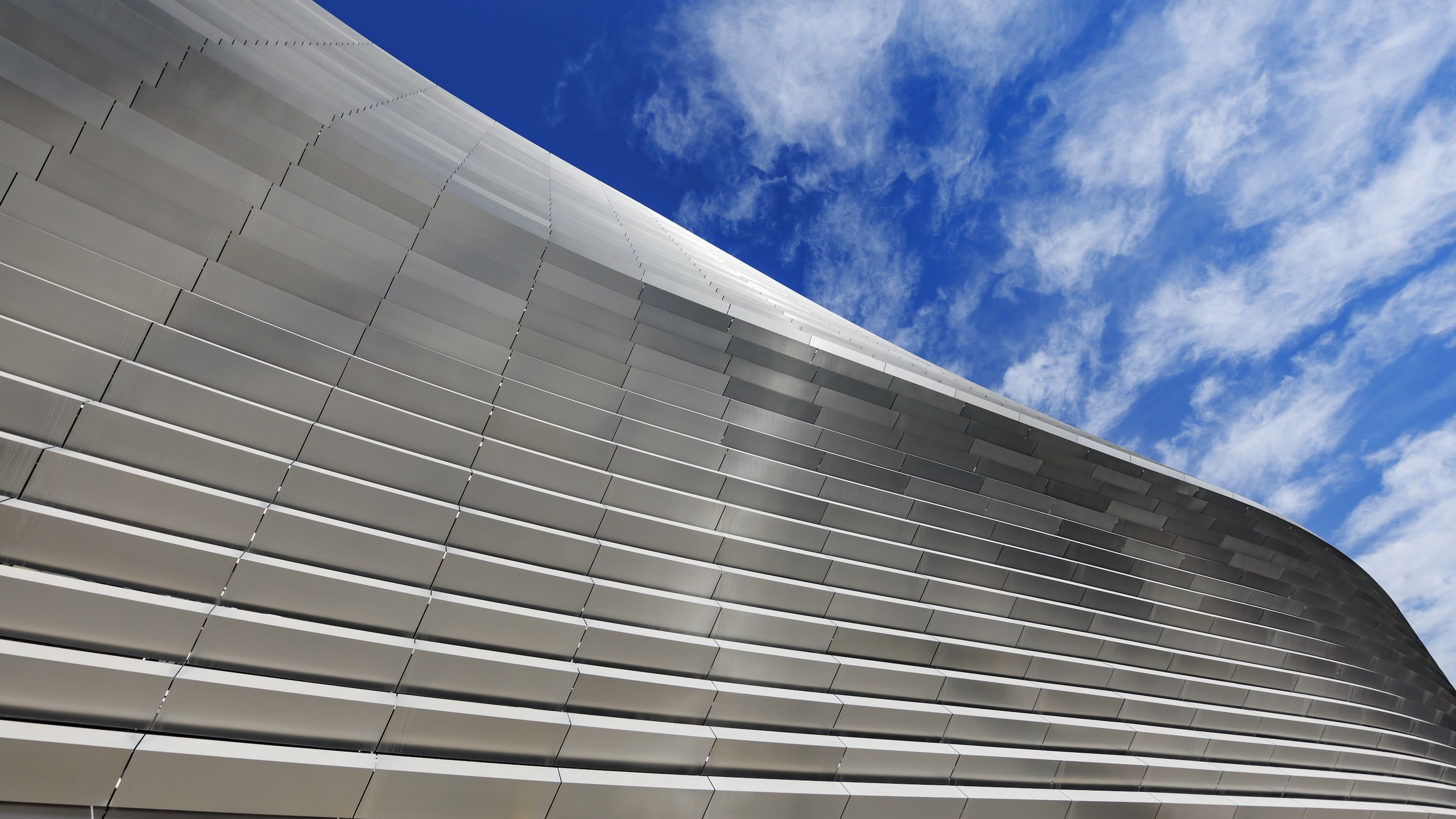 欣賞翻新後的聖地亞哥·伯納烏球場(Santiago Bernabéu)充滿未來感的外觀,在馬德里(Madrid)的藍天下熠熠生輝 欣賞翻新後的聖地亞哥·伯納烏球場(Santiago Bernabéu)充滿未來感的外觀,在馬德里(Madrid)的藍天下熠熠生輝