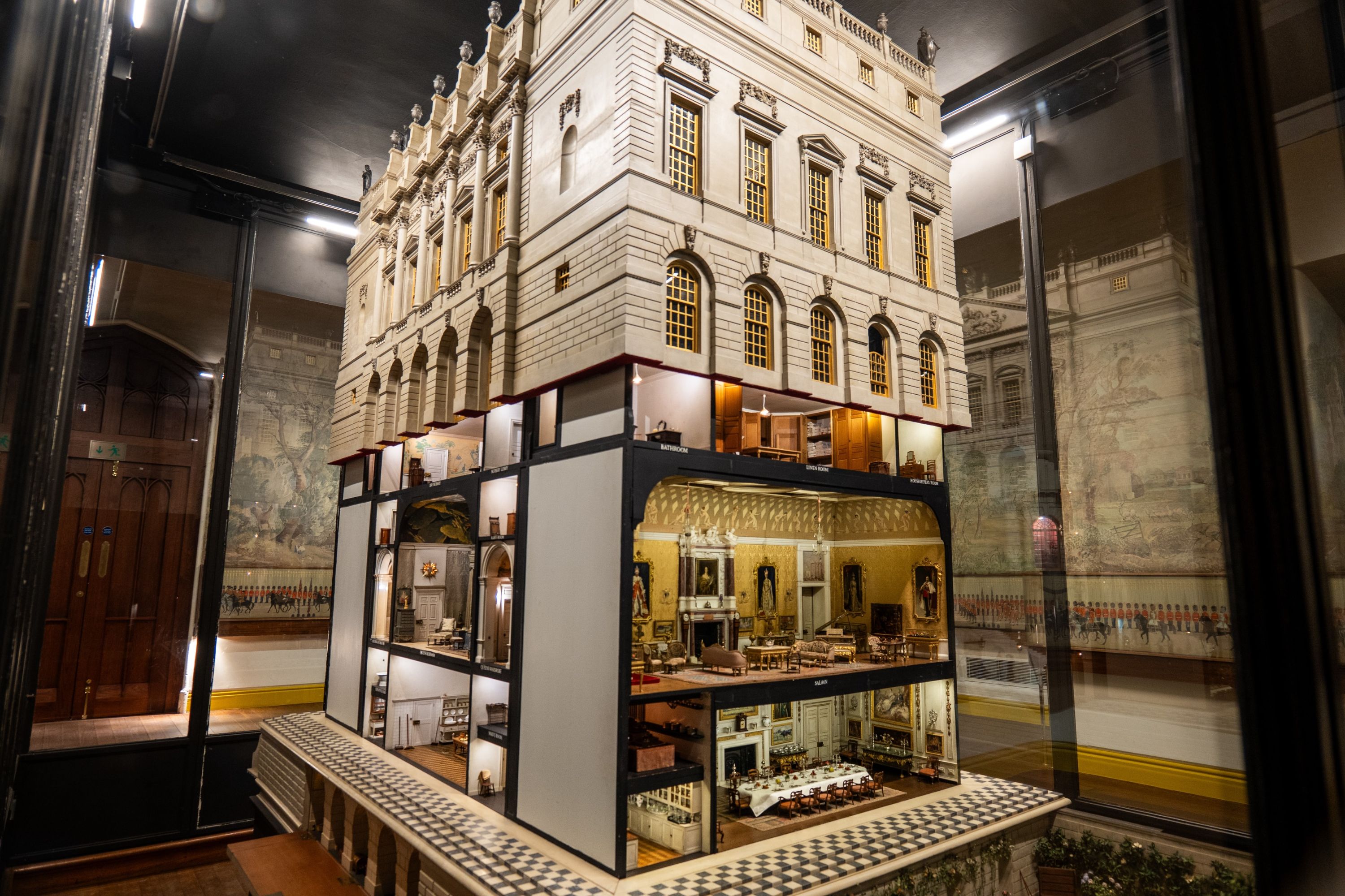 瑪麗王后的玩偶之家 (Queen Mary’s Dolls’ House) 擁有精巧的細節，從微型傢俱到可使用的管道，應有盡有 © Royal Collection Enterprises Limited 2024 | Royal Collection Trust