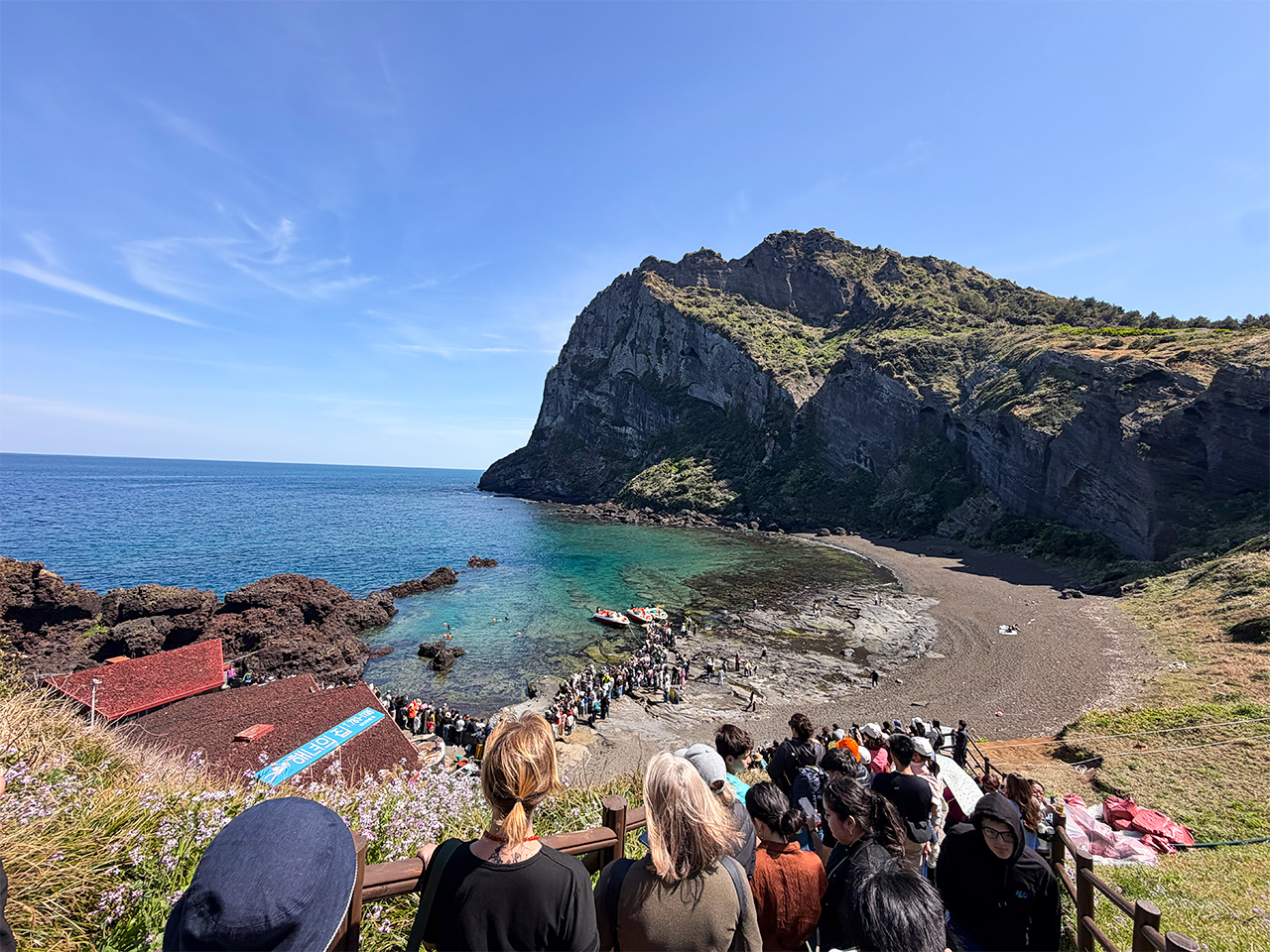 行程：咸德犀牛峰海灘 - 海女博物館 - 午餐 - 城山日出峰 - 海女表演 - 日出樂園 - 美千洞窟（或萬丈窟） - 城邑民俗村