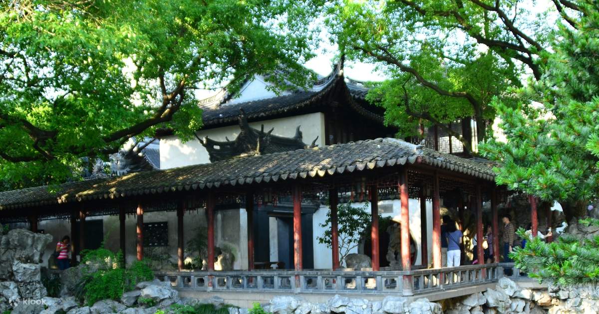 豫園:相鄰的城隍廟商圈熱鬧非凡,遊客可靜賞園林雅趣後,體驗九曲橋畔的地道小吃與民俗風情,感受“園中靜、市外喧”的獨特意境。 豫園:相鄰的城隍廟商圈熱鬧非凡,遊客可靜賞園林雅趣後,體驗九曲橋畔的地道小吃與民俗風情,感受“園中靜、市外喧”的獨特意境。