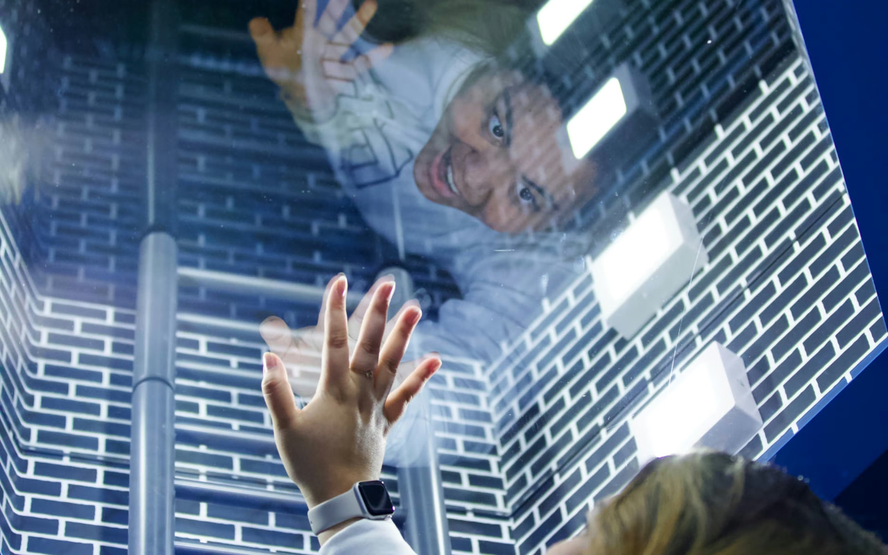 凝視發光的「無限深淵」錯視藝術，彷彿能看見深不見底的空間