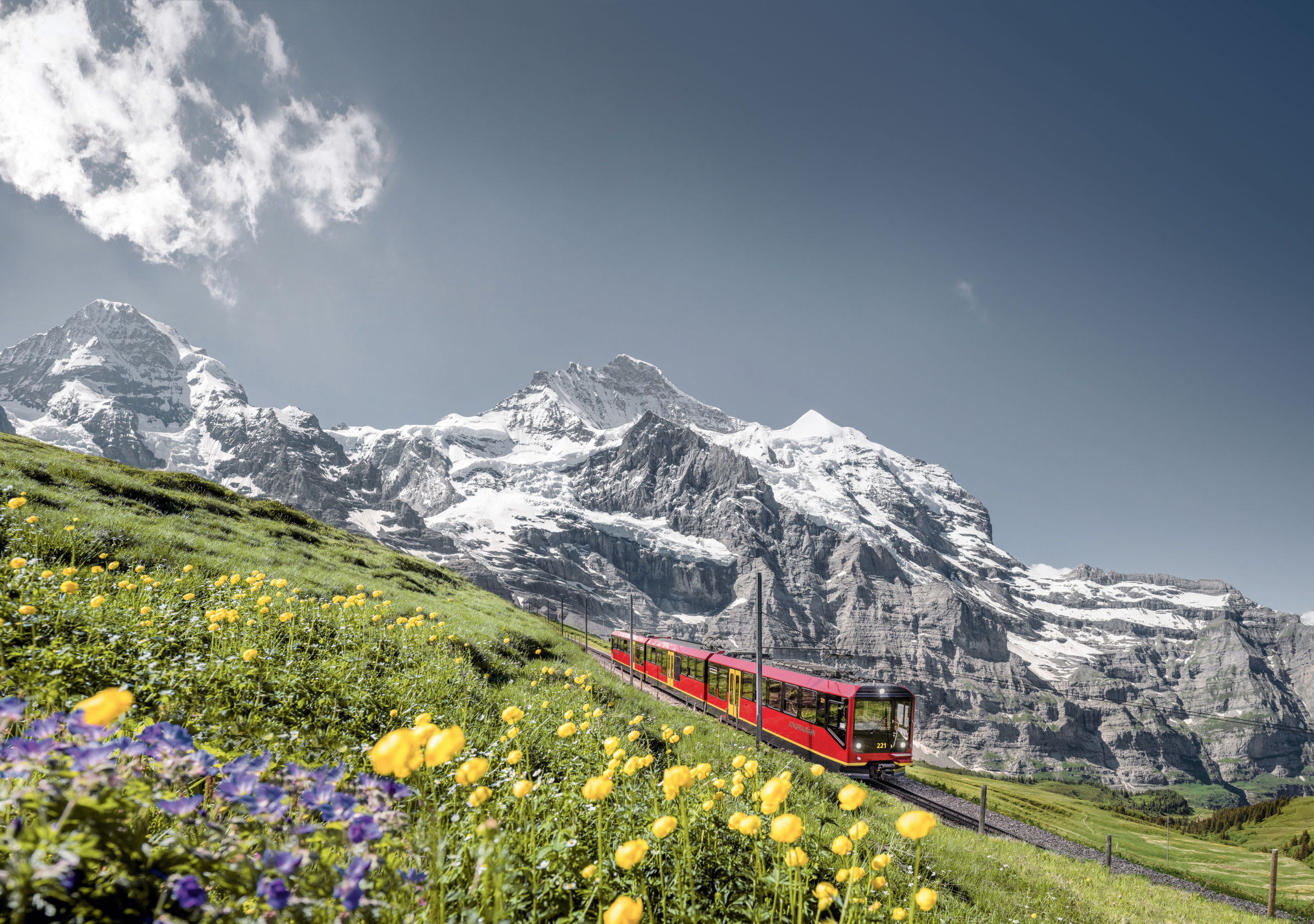 從少女峰小 Scheidegg 出發，全體登車！標誌性的少女峰鐵路從這裡開始其高山之旅，蜿蜒穿過群山中心，最終到達少女峰 - 歐洲之巔。（僅限長途路線）。