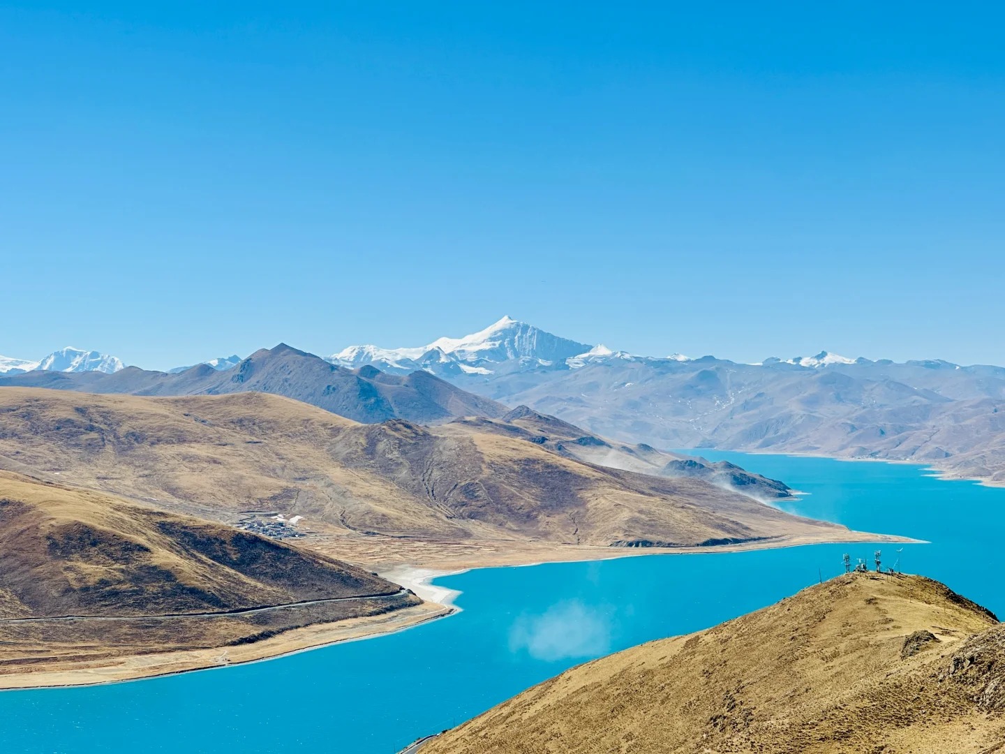 Overlooking the second of the three sacred lakes in Tibet
The lover of Tanggula Mountain - Yamdrok Lake
Hiking on Gangbala Snow Mountain
You can see the azure Yamdrok Lake lying quietly among the peaks
As gentle and quiet as a girl in the boudoir