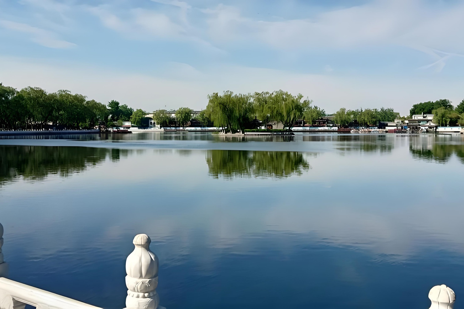 There are many Beijing-style delicacies and celebrity residences around Shichahai.