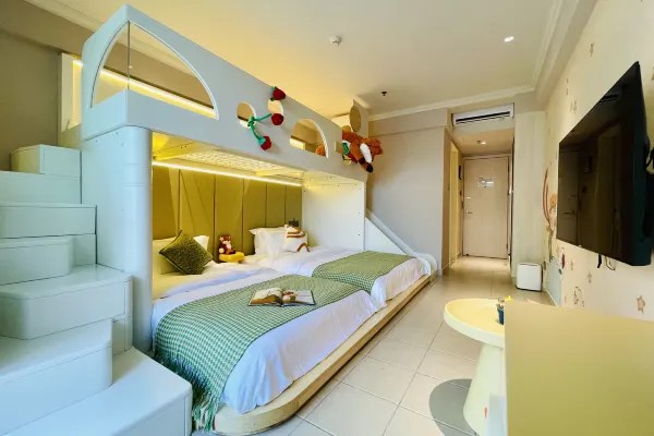 Beautiful Inn Room Environment Display Image