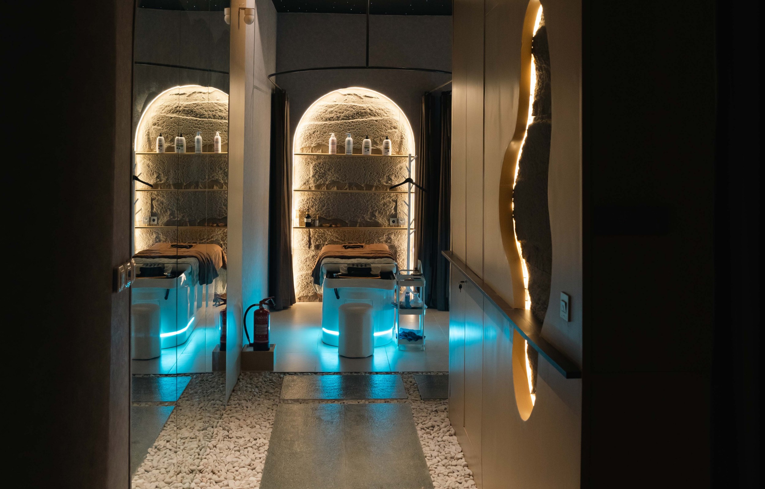 溫馨柔和的燈光，營造出寧靜氛圍，專為您量身打造專注且個人化的療程空間。