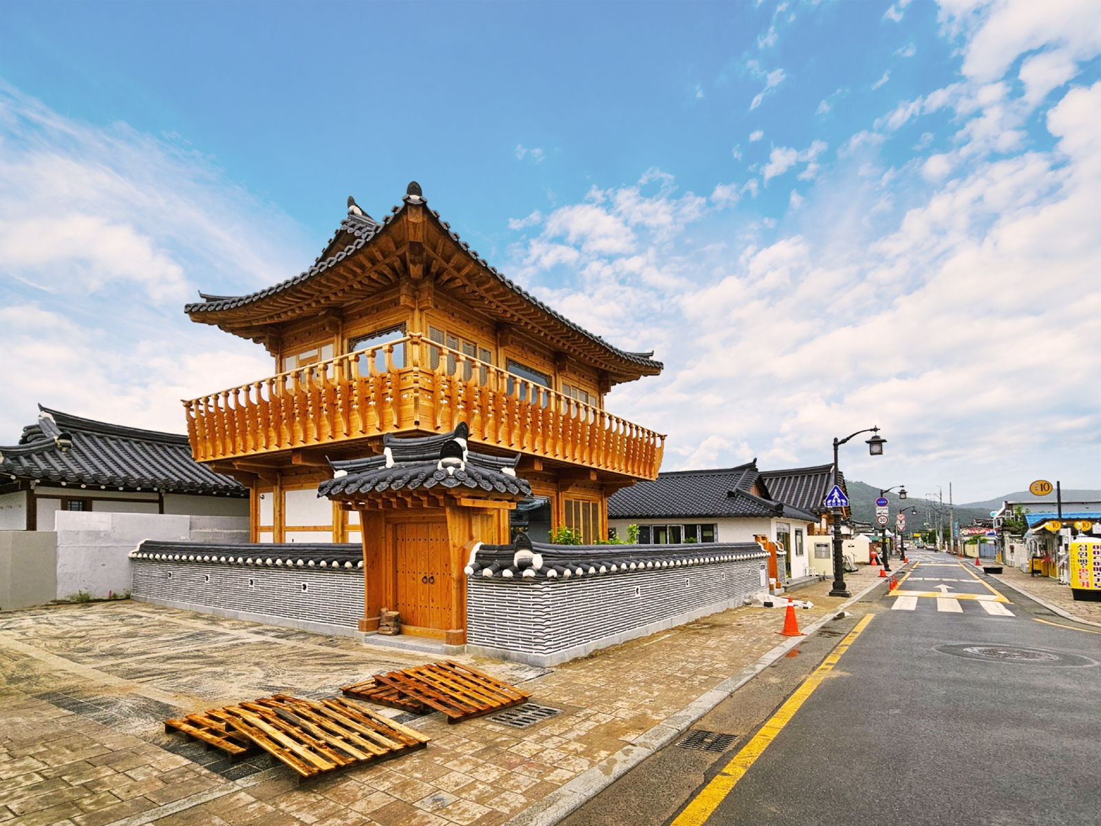 漫步於韓屋街道，感受慶州 (Gyeongju) 的傳統之美。在由韓屋改造而成的時尚咖啡廳裡放鬆身心。感受歷史魅力與現代生活的完美融合！