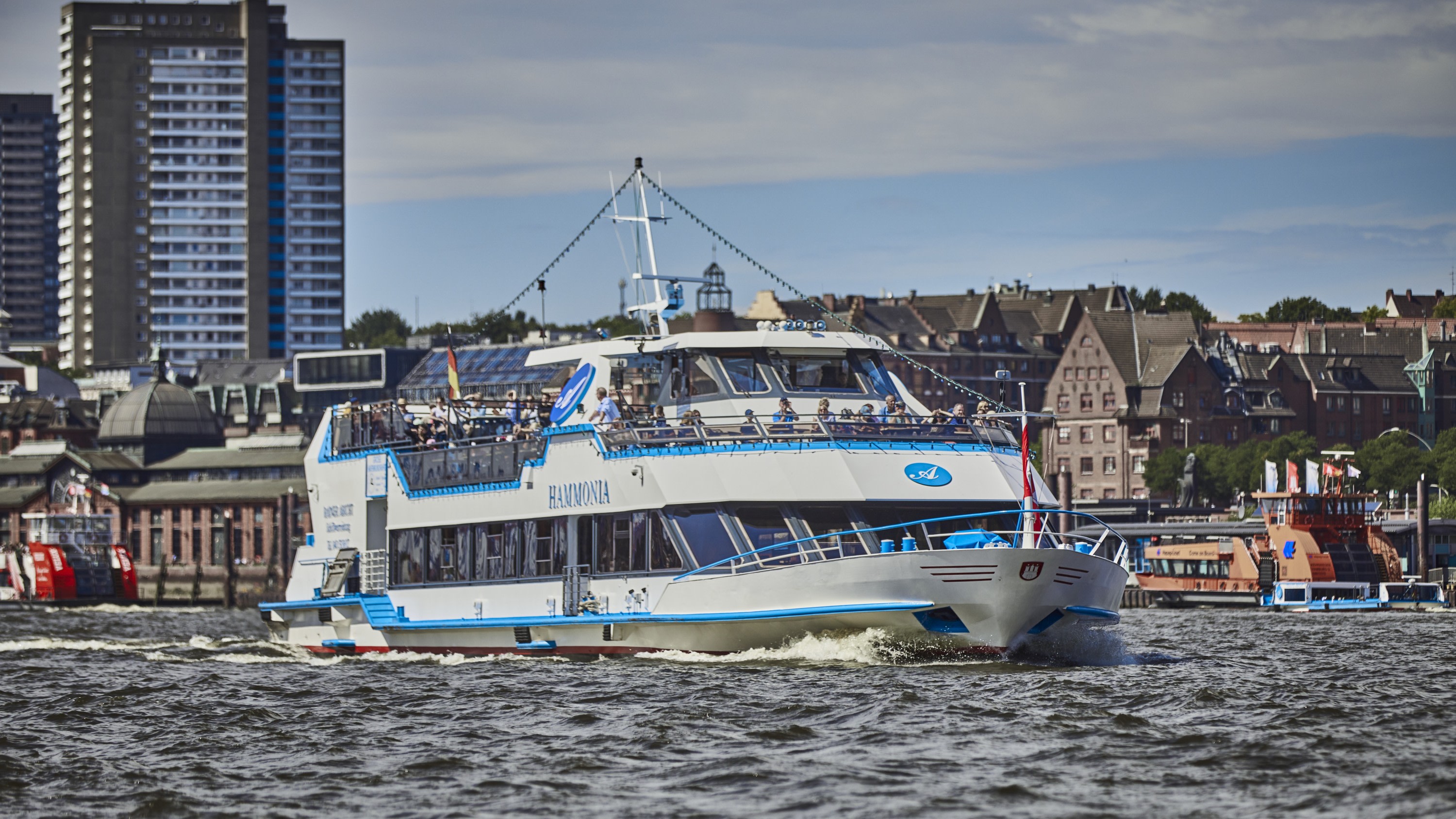 搭乘舒適的 Hammonia 號,盡情飽覽漢堡充滿活力的海濱風光 搭乘舒適的 Hammonia 號,盡情飽覽漢堡充滿活力的海濱風光