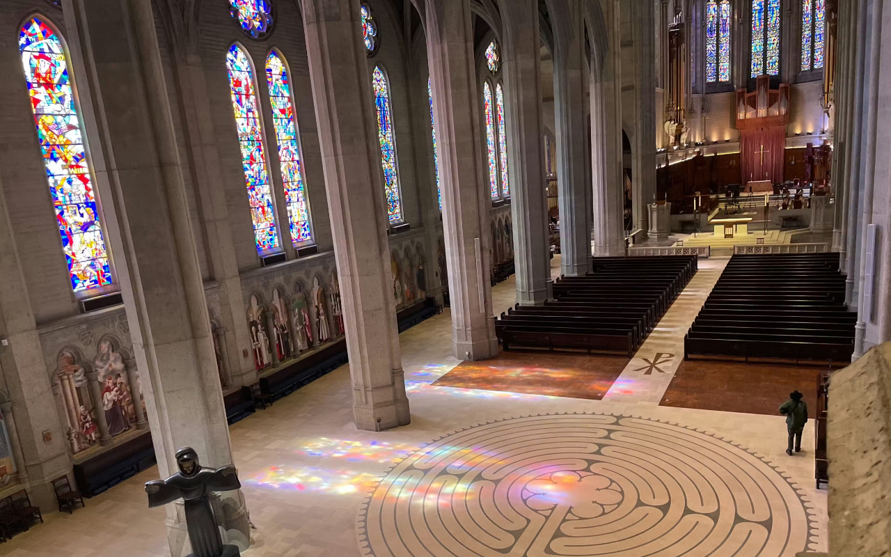 漫步於格雷斯大教堂，沉醉於絢麗光影與宏偉建築之中。