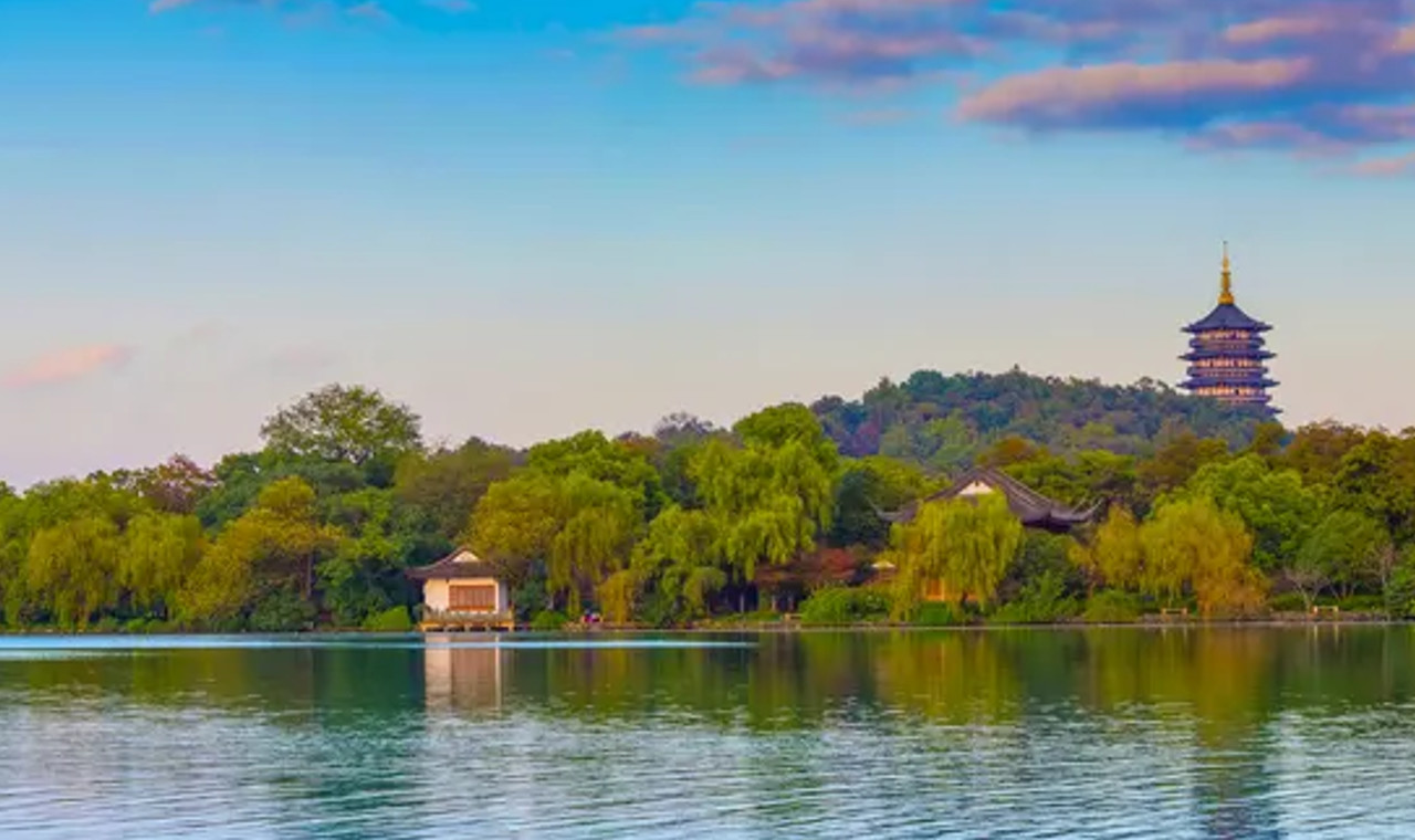 Hangzhou Day Trip from Shanghai/Hangzhou | West Lake + Lingyin Temple + Round-Trip High-Speed Rail · Small Group Tour in English