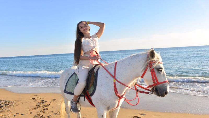 阿拉尼亞海灘騎馬體驗私人遊