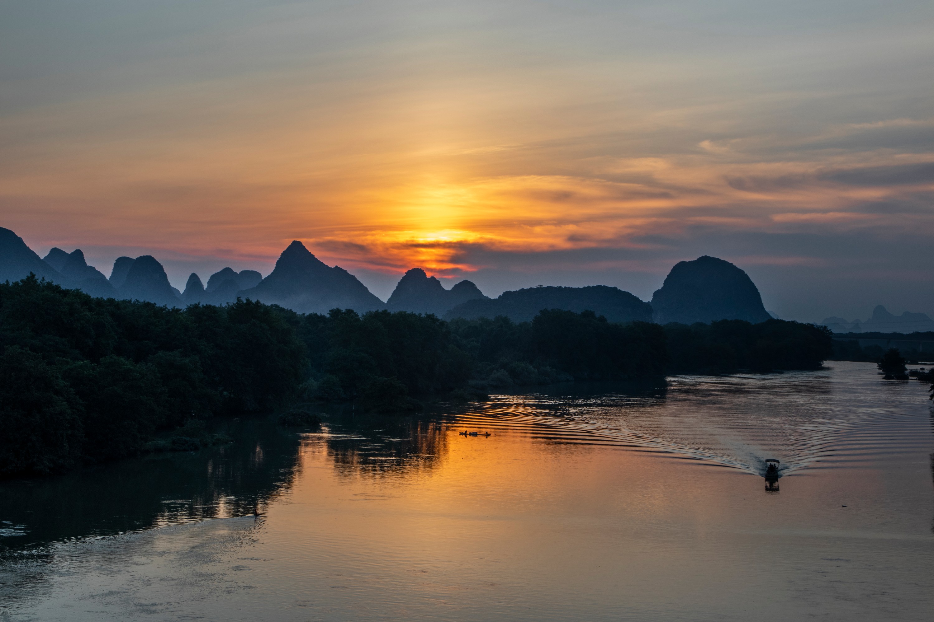 當清晨的第一縷陽光輕柔地灑在灕江之上,江水宛如一條靈動的藍色絲帶,蜿蜒穿過奇峰羅列的山巒。 當清晨的第一縷陽光輕柔地灑在灕江之上,江水宛如一條靈動的藍色絲帶,蜿蜒穿過奇峰羅列的山巒。