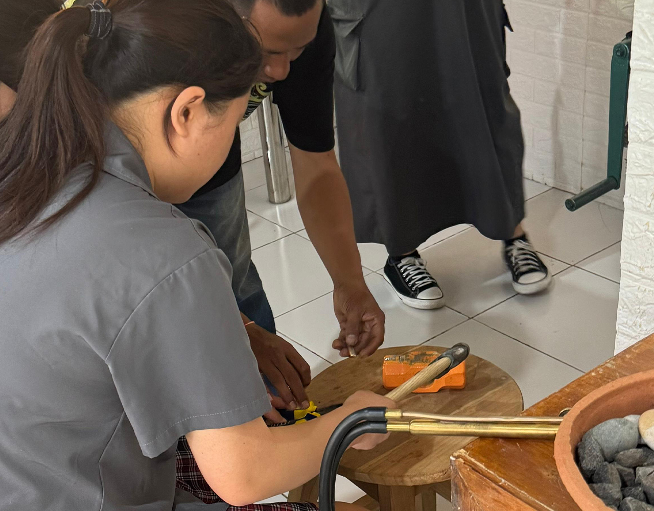 參加銀飾手作體驗，學習製作銀飾！