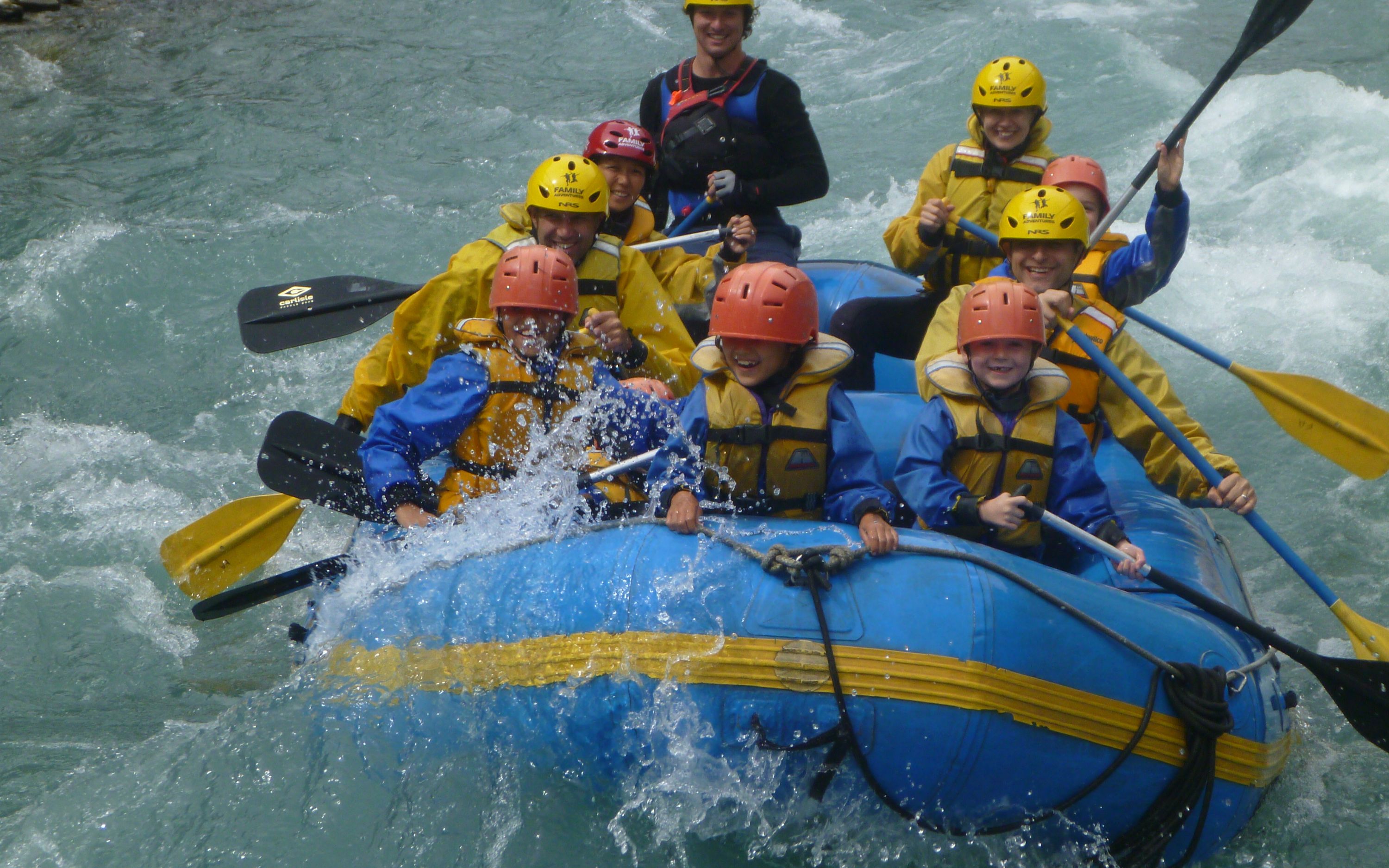 參加這趟難忘的家庭冒險，體驗驚險刺激的漂流和崎嶇的峽谷風光。