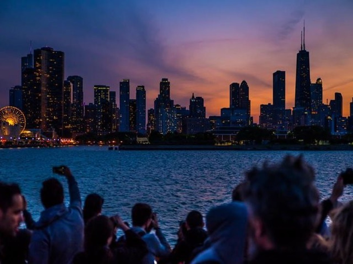 Sail across Chicago’s sparkling skyline, enjoying breathtaking views throughout the enchanting cruise