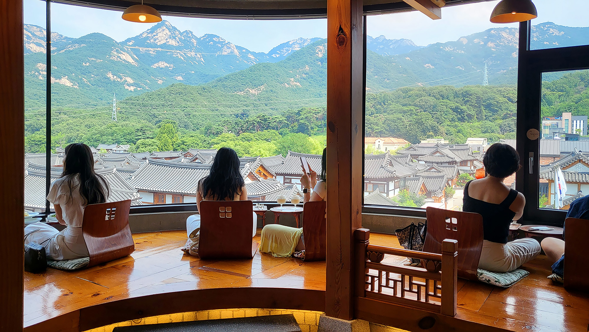 ☕️ 在一年四季風景優美的咖啡館，欣賞恩平韓屋村的迷人景色。