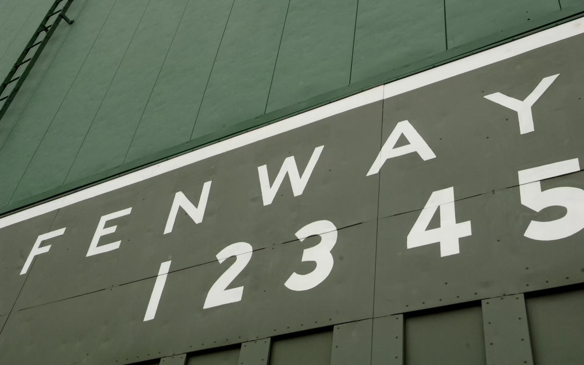 一睹傳奇的綠色怪物計分板,它高聳矗立,象徵著棒球的傳統 一睹傳奇的綠色怪物計分板,它高聳矗立,象徵著棒球的傳統