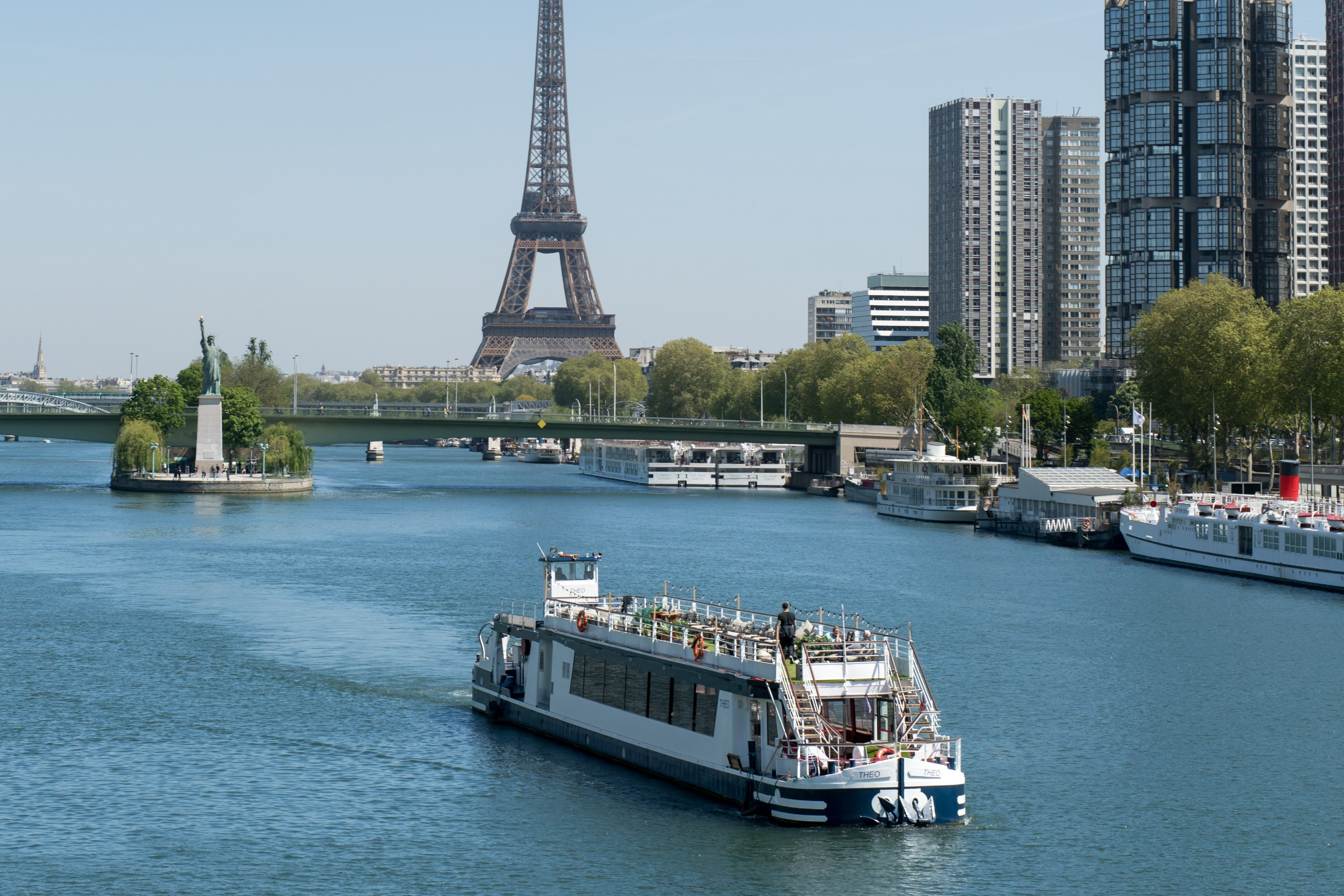 Italian Trattoria Style Dinner Cruise on Seine River in Paris