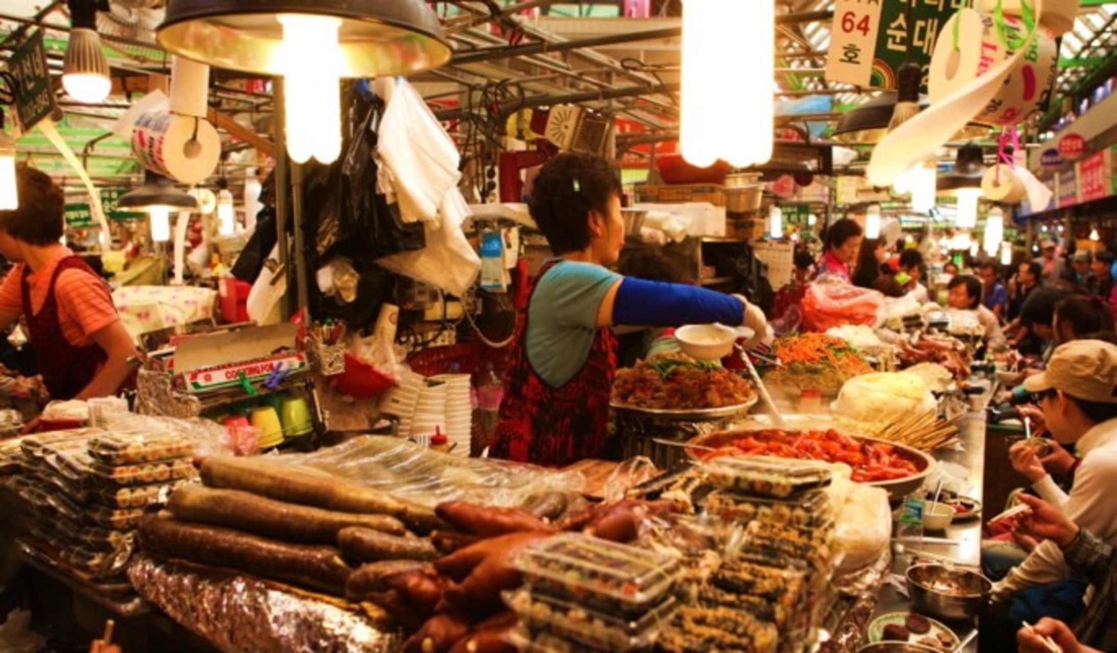 在百年歷史的傳統市場品嚐各式各樣的道地小吃，並享用您的晚餐