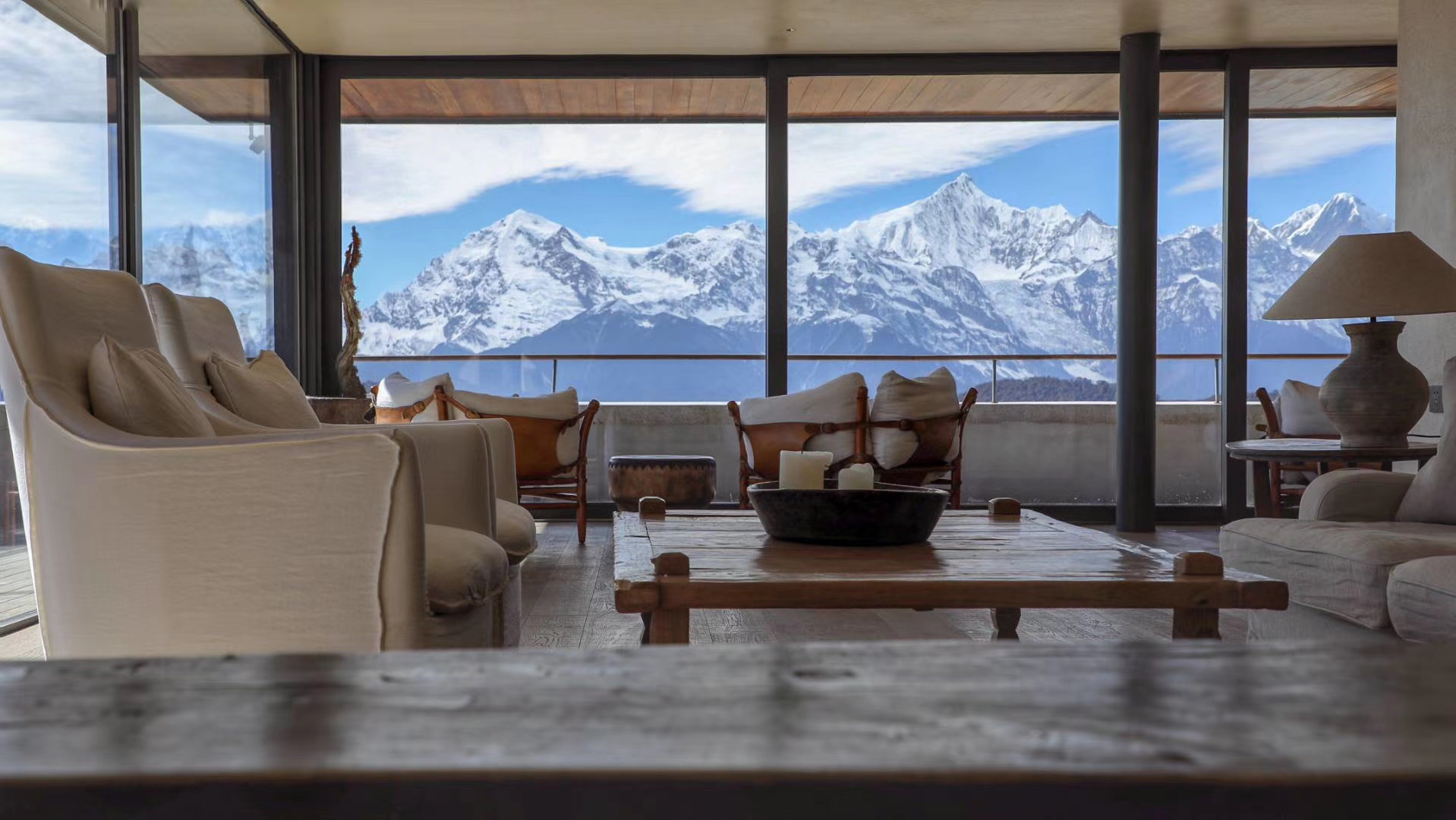 After visiting the Jinsha River Bay, drive all the way and cross the "Baima Snow Mountain" pass. You can enjoy the scenery of the snow-capped mountains all the way, and then check into the hotel, so you can see the Meili Snow Mountain from a better distan