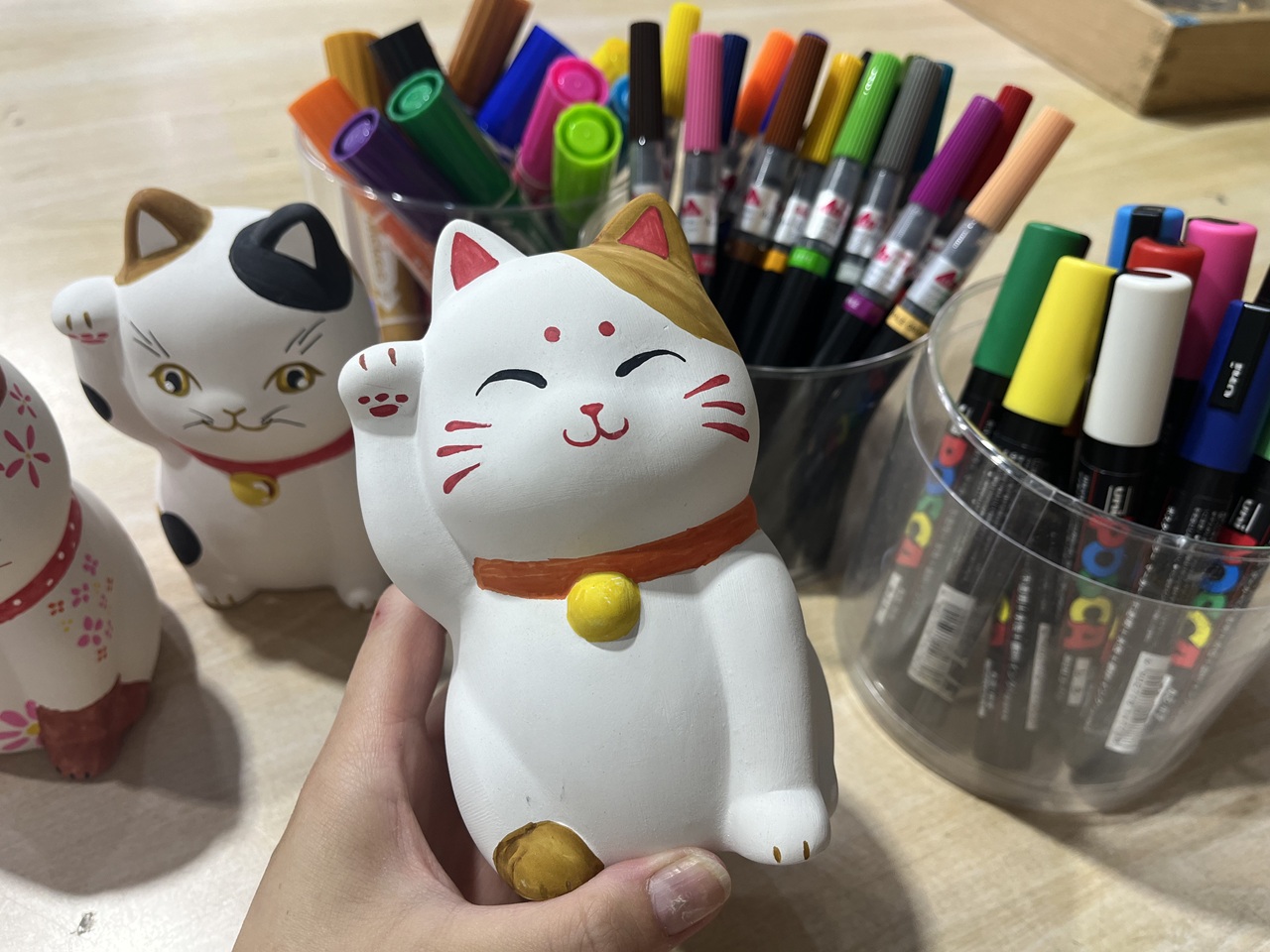 在河口湖享受輕鬆有趣的手工體驗，親手為可愛的招財貓上色，創作專屬於自己的旅行紀念品。現場提供各式彩筆與顏料，即使沒有繪畫經驗也能輕鬆參與，在療癒的手作時光中感受日本文化魅力。