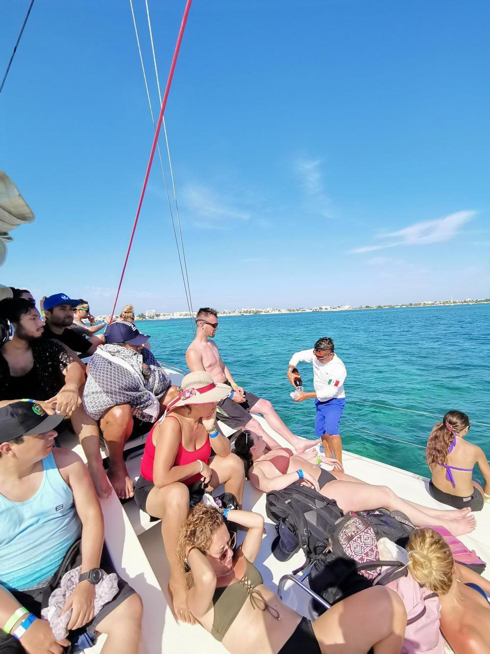 女人島雙體船之旅（開放式酒吧 & 自助午餐）