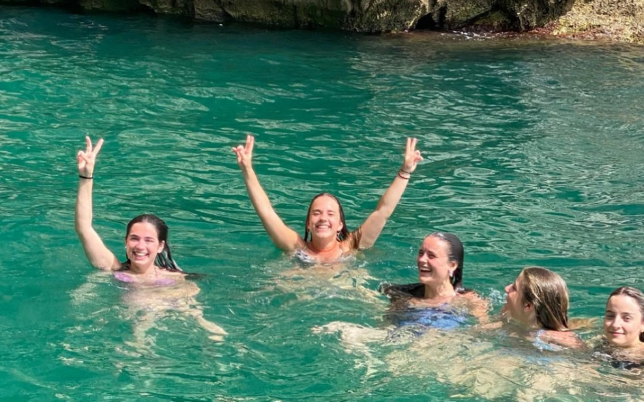 搭乘我們精彩的遊船之旅，盡情體驗卡布里島令人驚嘆的海水與純粹的幸福。