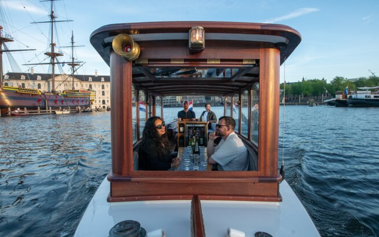 Private Boat Amsterdam Saloon Boat with Welcome Drink Experience