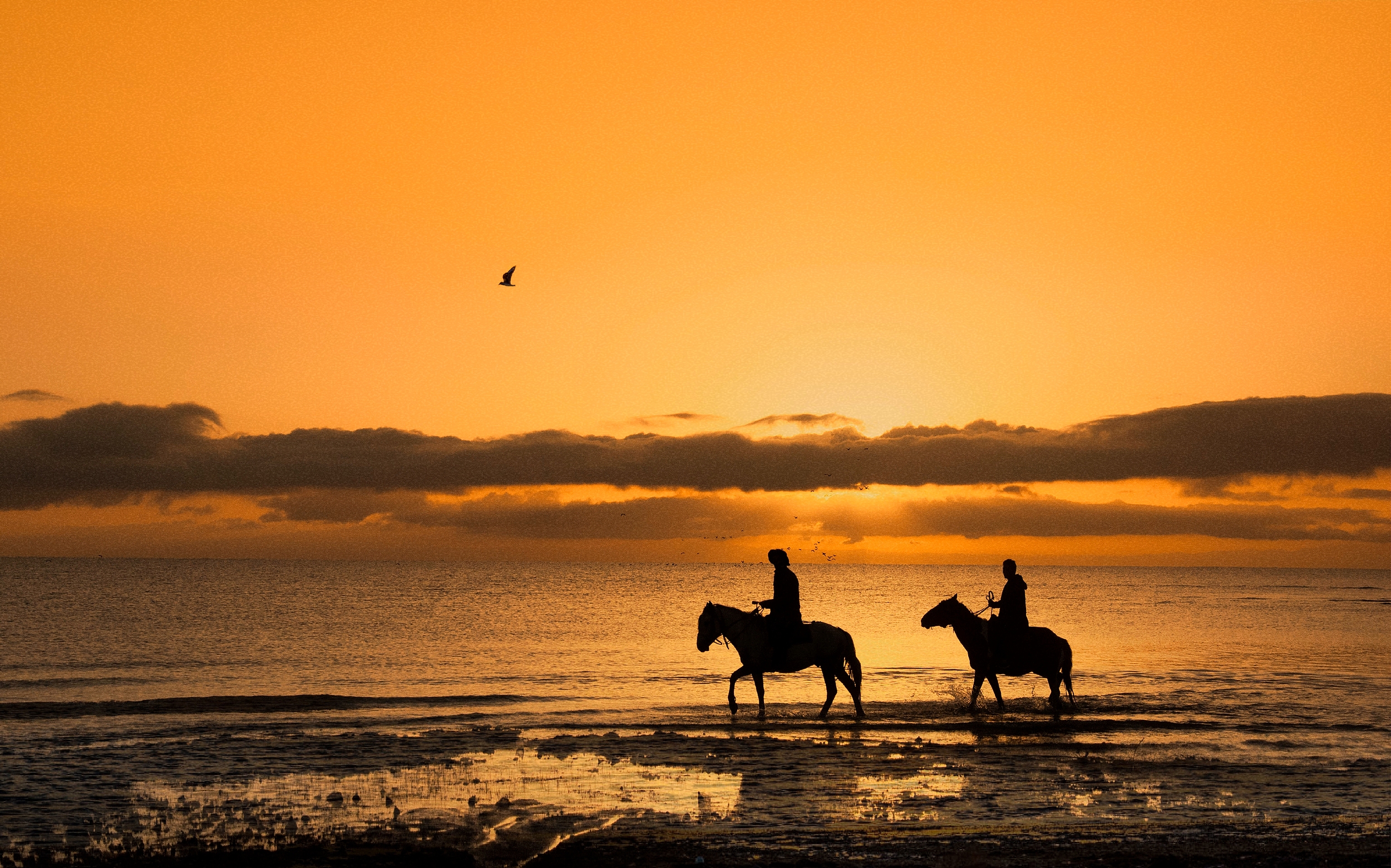 湖水的顏色會隨著天氣和光線變化，有時候一天就會出現多種色彩，美不勝收