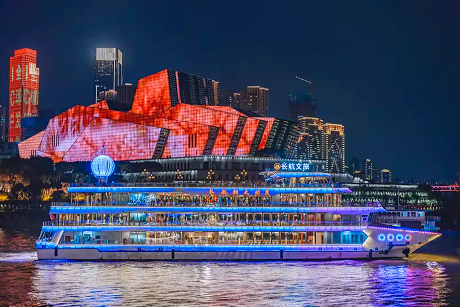 遊船裹著藍紫燈光遊在江面,背後大劇院的"帆船建築鋪滿了紅色燈光秀,摩天樓群的霓虹在夜色裡亮著坐船晃著江風看這一城璀璨,是山城夜生活的頂配浪漫; 遊船裹著藍紫燈光遊在江面,背後大劇院的"帆船建築鋪滿了紅色燈光秀,摩天樓群的霓虹在夜色裡亮著坐船晃著江風看這一城璀璨,是山城夜生活的頂配浪漫;