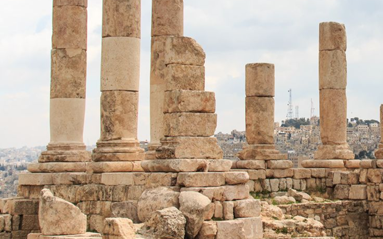 從藍色圓頂到羅馬石柱，安曼的故事在此美麗展開。