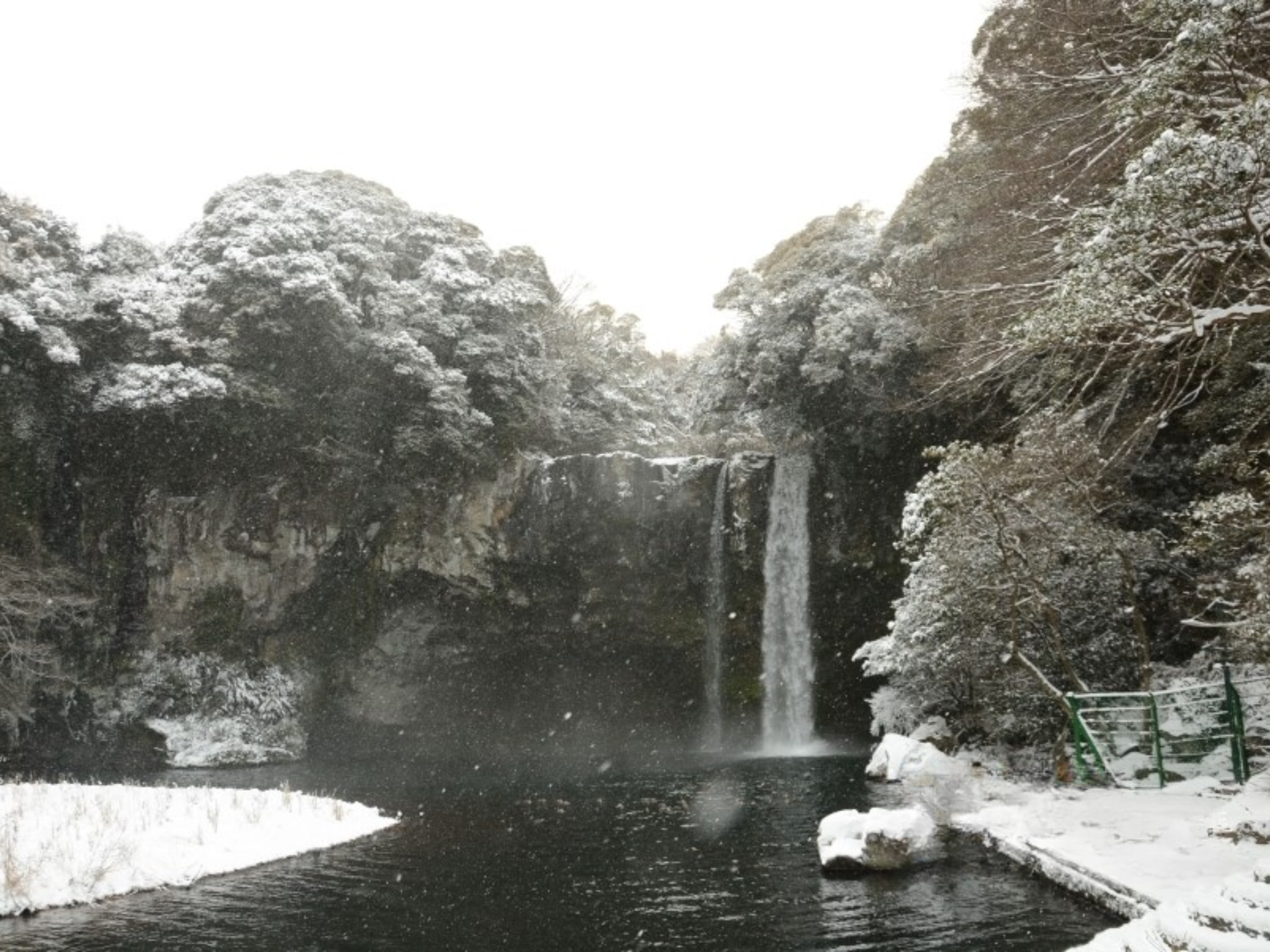 雪中天地淵瀑布