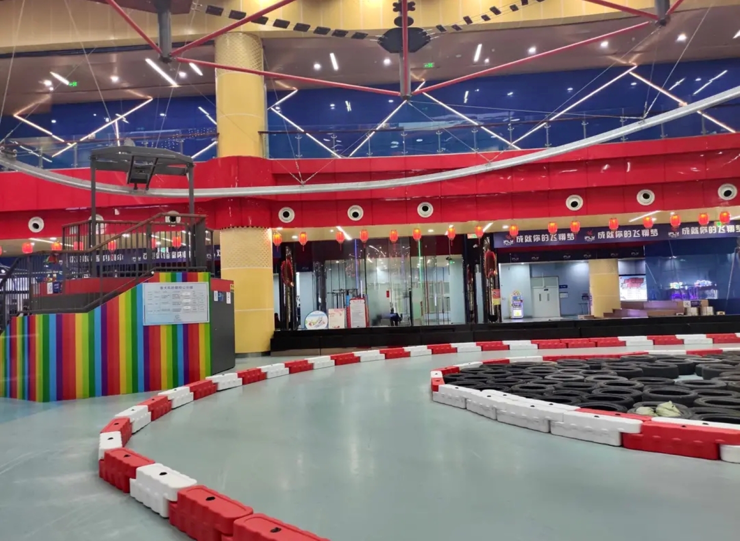 卡丁車賽道。賽道上設定了紅白相間的路障,劃分出清晰的賽道區域 卡丁車賽道。賽道上設定了紅白相間的路障,劃分出清晰的賽道區域