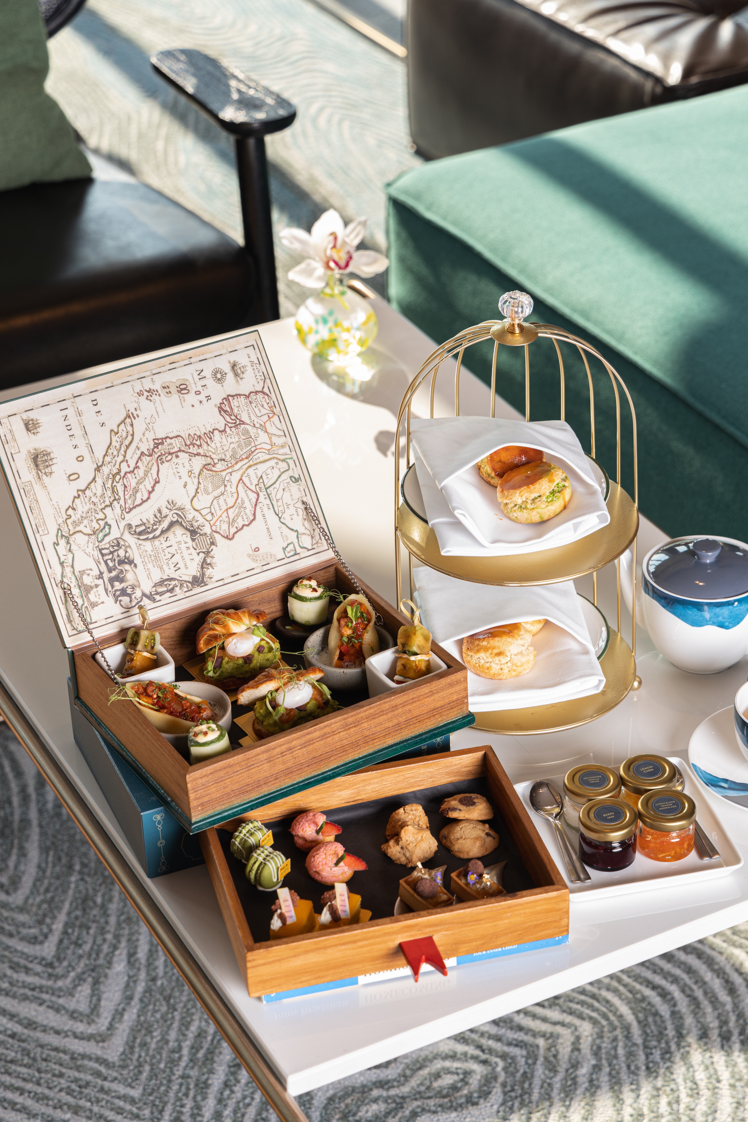 曼谷Kimpton Maa-Lai酒店的Maa-Lai圖書館下午茶套餐