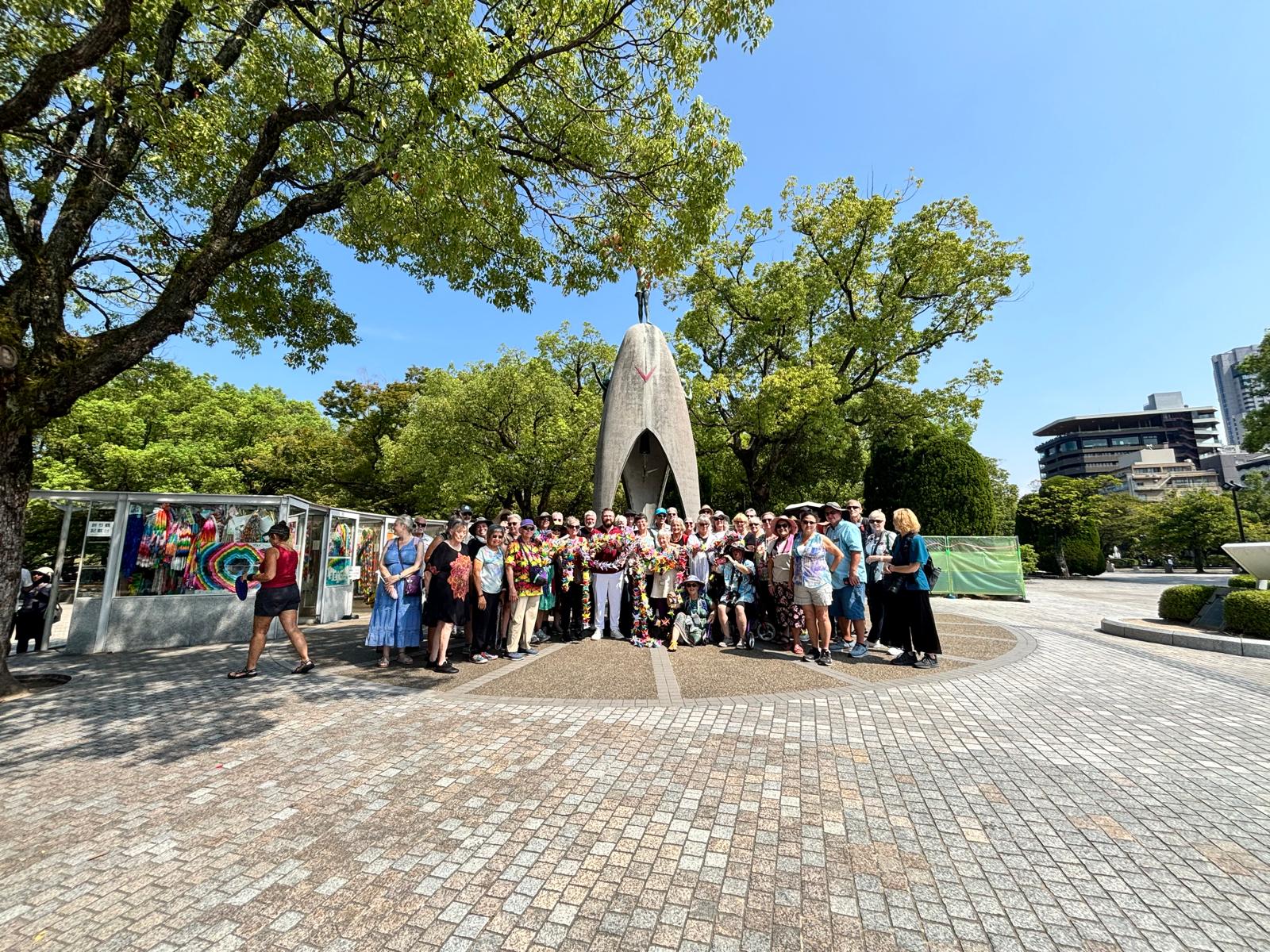 兒童和平紀念碑的團體合照