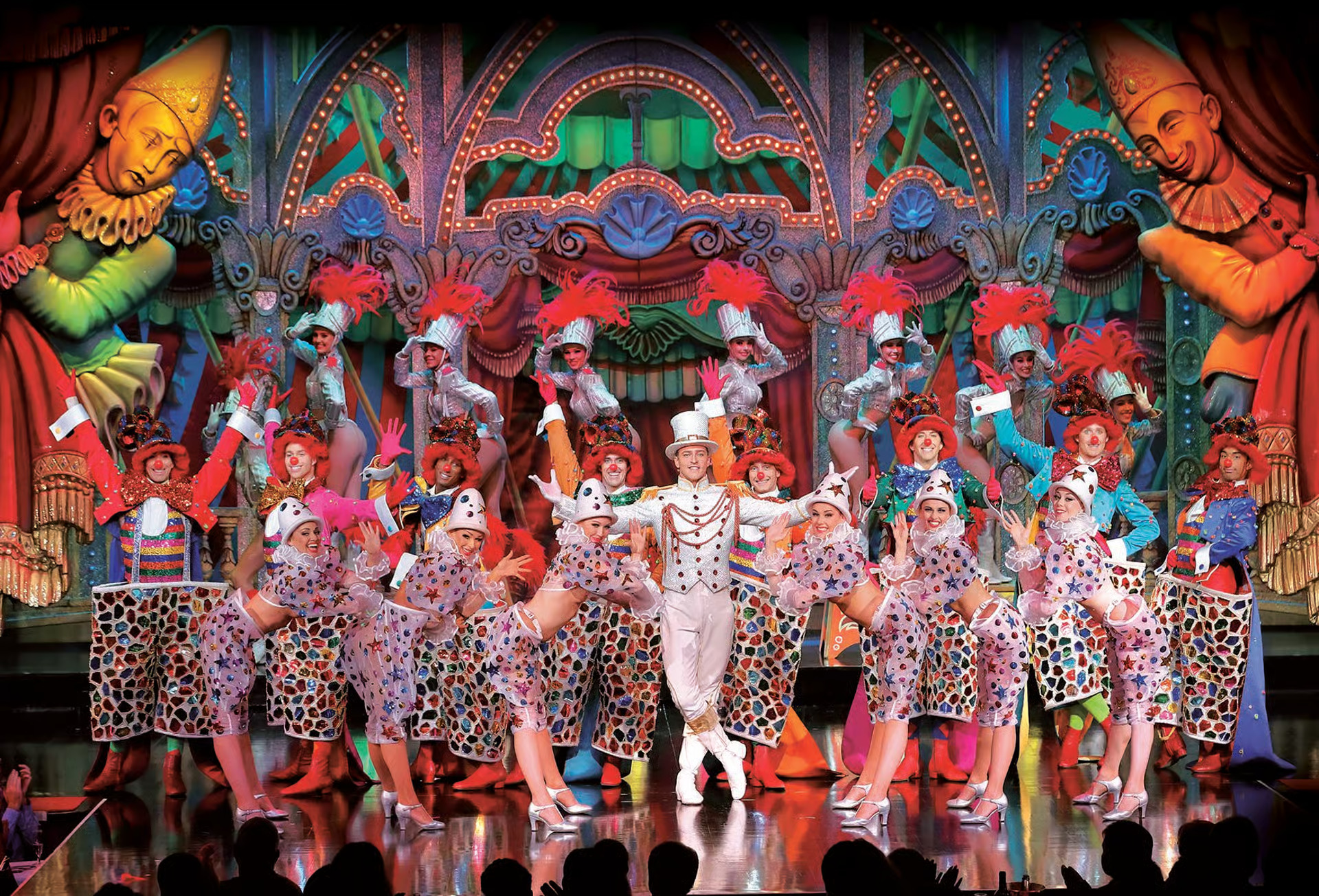 今晚,在巴黎璀璨的夜空下,欣賞紅磨坊標誌性的紅色風車閃耀著迷人光芒。 今晚,在巴黎璀璨的夜空下,欣賞紅磨坊標誌性的紅色風車閃耀著迷人光芒。