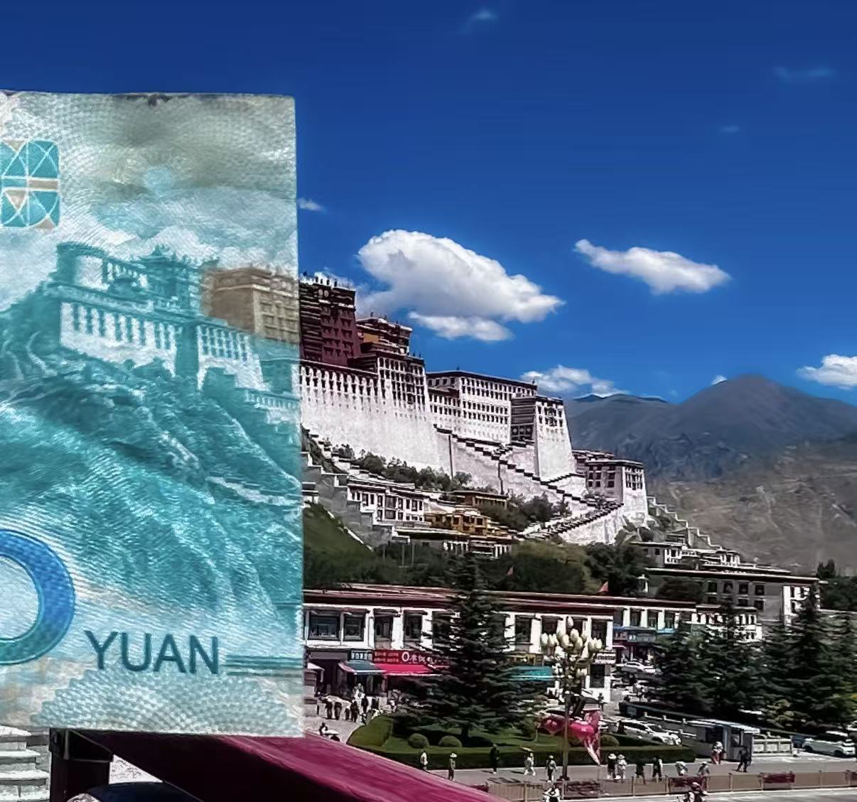 手持五十元紙幣與實景布達拉宮同框,紙幣上的宮殿圖案與身後真實紅宮白宮完美呼應。晴朗藍天襯著雄偉宮堡,復刻經典打卡機位,是來拉薩必拍的標誌性趣味合影 手持五十元紙幣與實景布達拉宮同框,紙幣上的宮殿圖案與身後真實紅宮白宮完美呼應。晴朗藍天襯著雄偉宮堡,復刻經典打卡機位,是來拉薩必拍的標誌性趣味合影