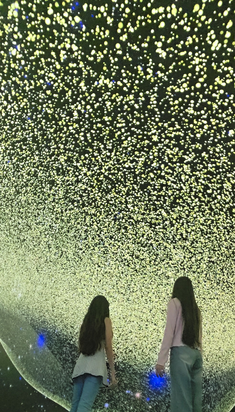 在梦幻般的区域中体验互动式灯光装置，灵感来自浩瀚宇宙和未来城市