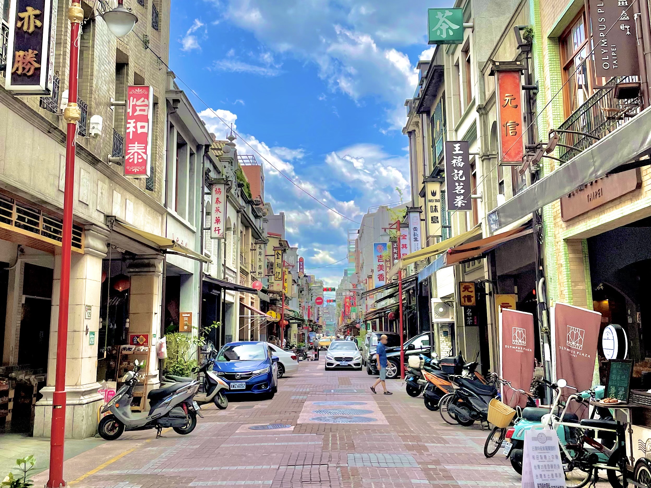 大稻埕迪化街百年前為台北最繁華的商業區。街道兩旁佇立著華麗的巴洛克式老屋，在此可以探索傳統中藥行、雜貨鋪。（台北市區方案）