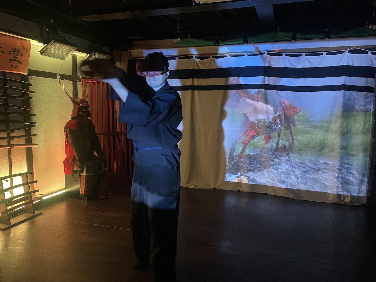 沉浸在虛擬實境遊戲中，與騎兵部隊作戰