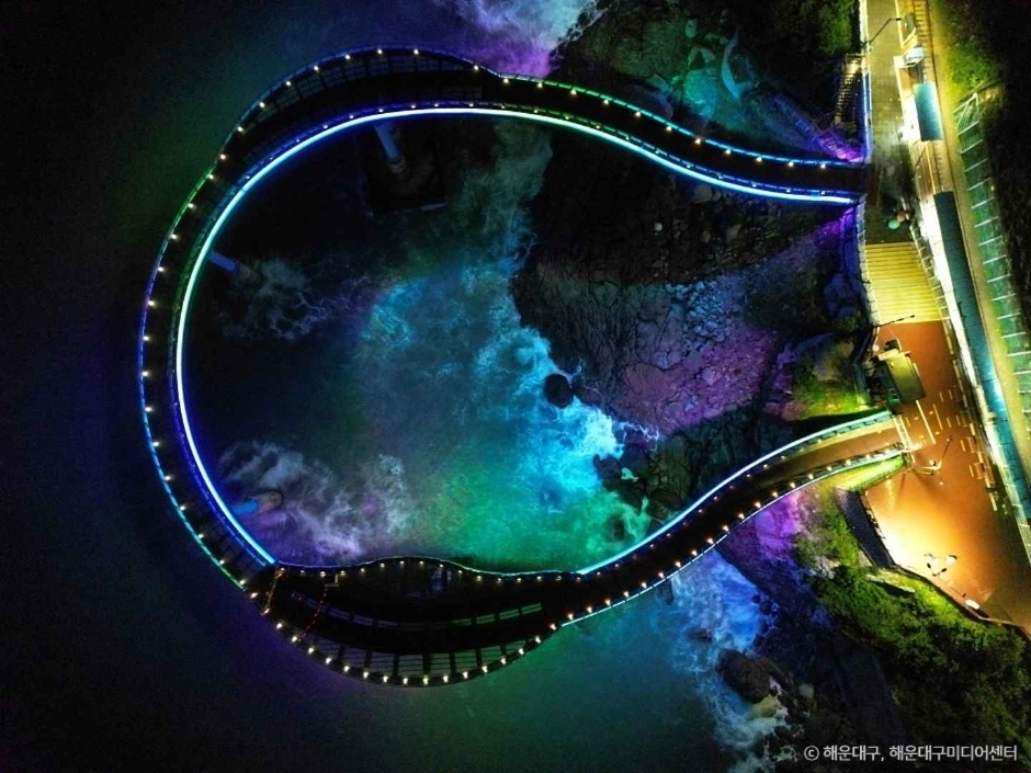 海浪在腳下拍打，地平線的全景盡收眼底，這裡是完美的拍照地點！