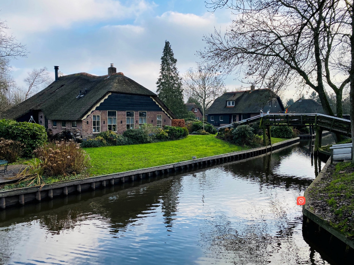 Day Trip to Giethoorn Incl. 2 Hours Self-Driving Boat