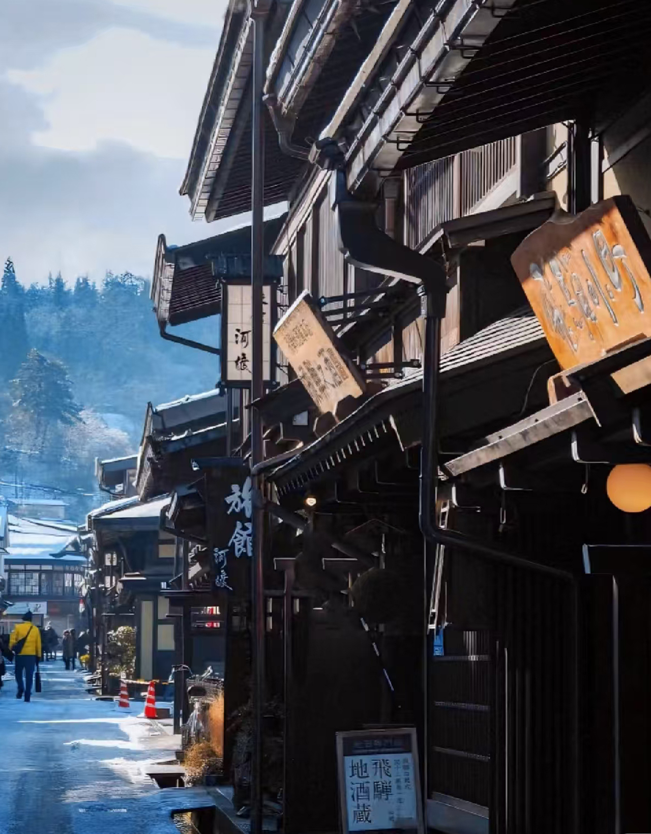 飛驒高山石街：這裡有著 “小京都” 的美譽，三町古街完整保留著江戶時代城下町的古樸風貌，漫步其間，時光都彷彿慢了下來。
古街由三條主街串聯而成，上三之町熱鬧雅緻，往裡深入則清幽安靜，少了喧囂，多了幾分菸火詩意。
作為日本重要傳統建築群保護區，每一隅都藏著日式古韻，讓人流連忘返。