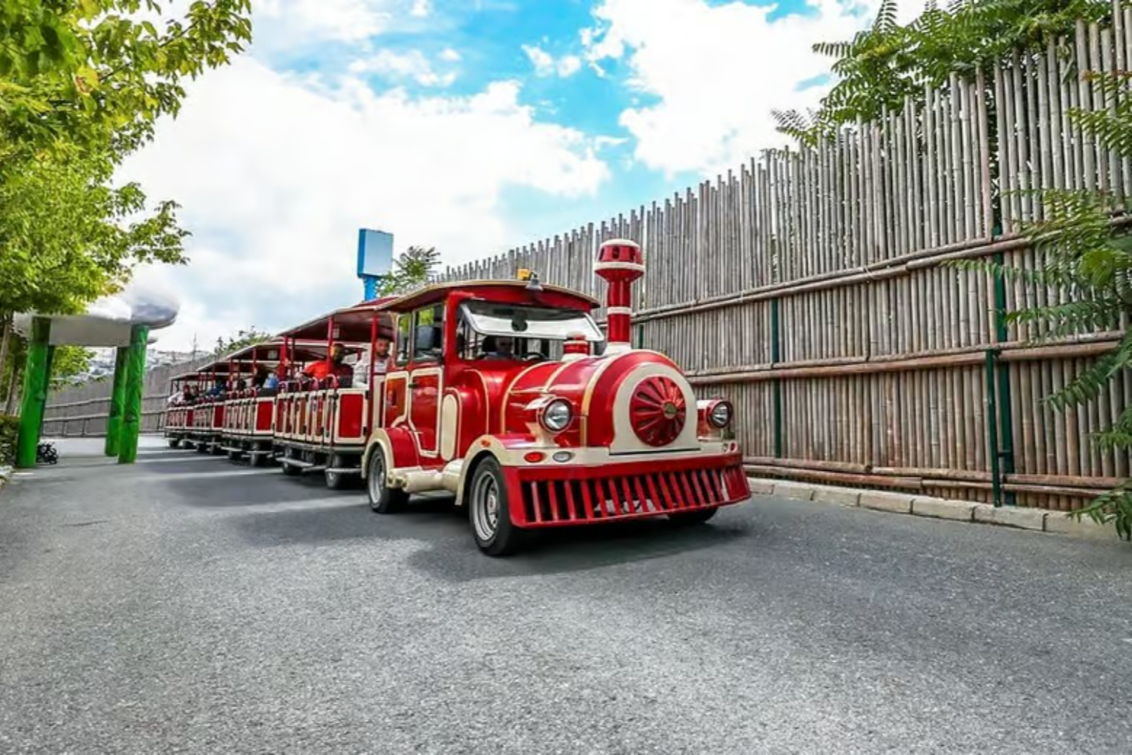 全家大小一同搭乘色彩繽紛又迷人的小火車,穿梭於魔法主題樂園中,盡享歡樂時光。 全家大小一同搭乘色彩繽紛又迷人的小火車,穿梭於魔法主題樂園中,盡享歡樂時光。