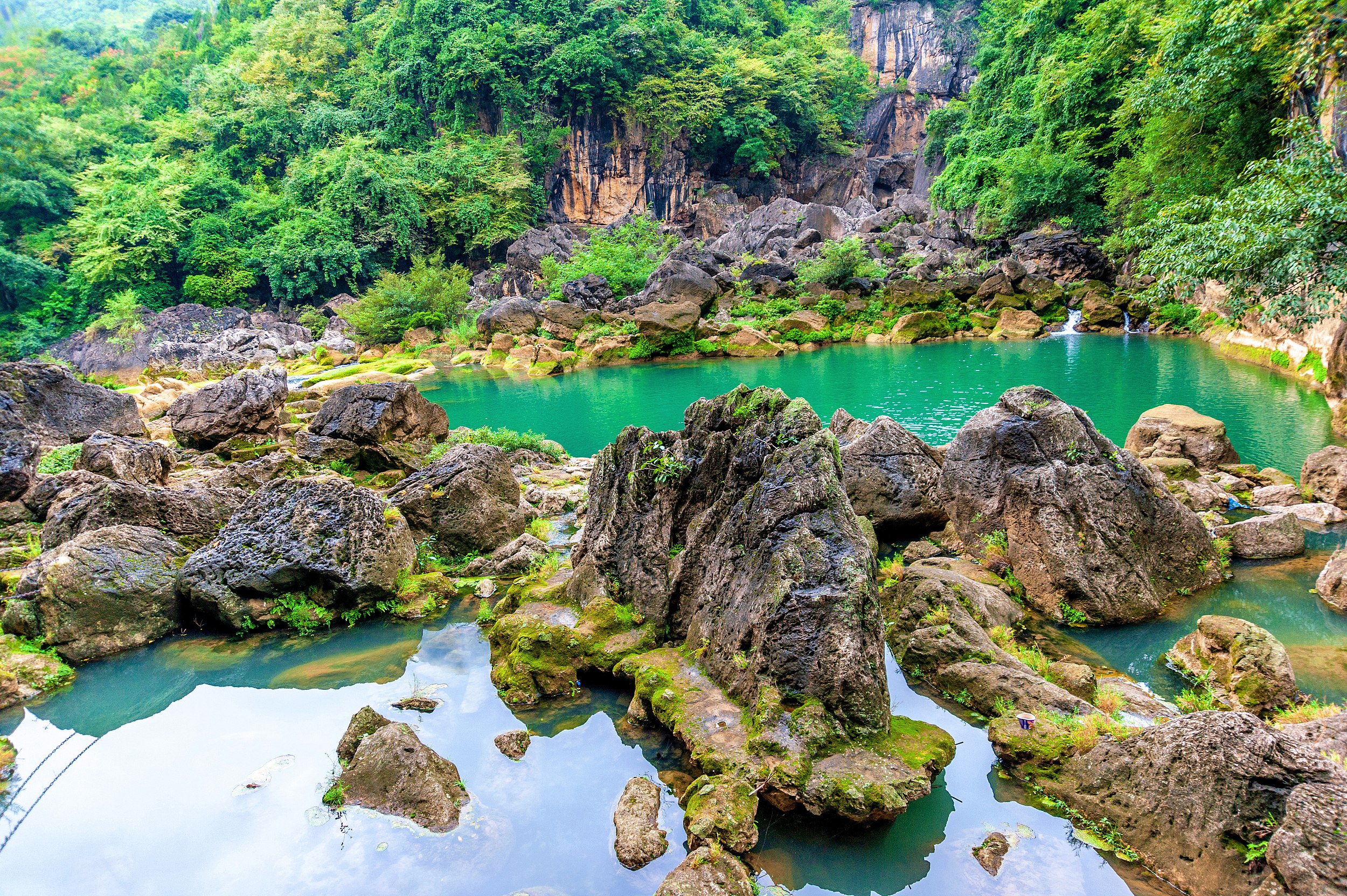 天星橋：主要觀賞石、樹、水的美妙結合，是水上石林變化而成的天然盆景區。天星橋景區石筍密集，植被茂盛，集山、水、林、洞為一體，被遊人稱讚為：“風刀水劍刻就”的“萬傾盆景”，“根筆藤墨繪帛”的的“千古絕畫”。概括了天星橋景區的神韻。
