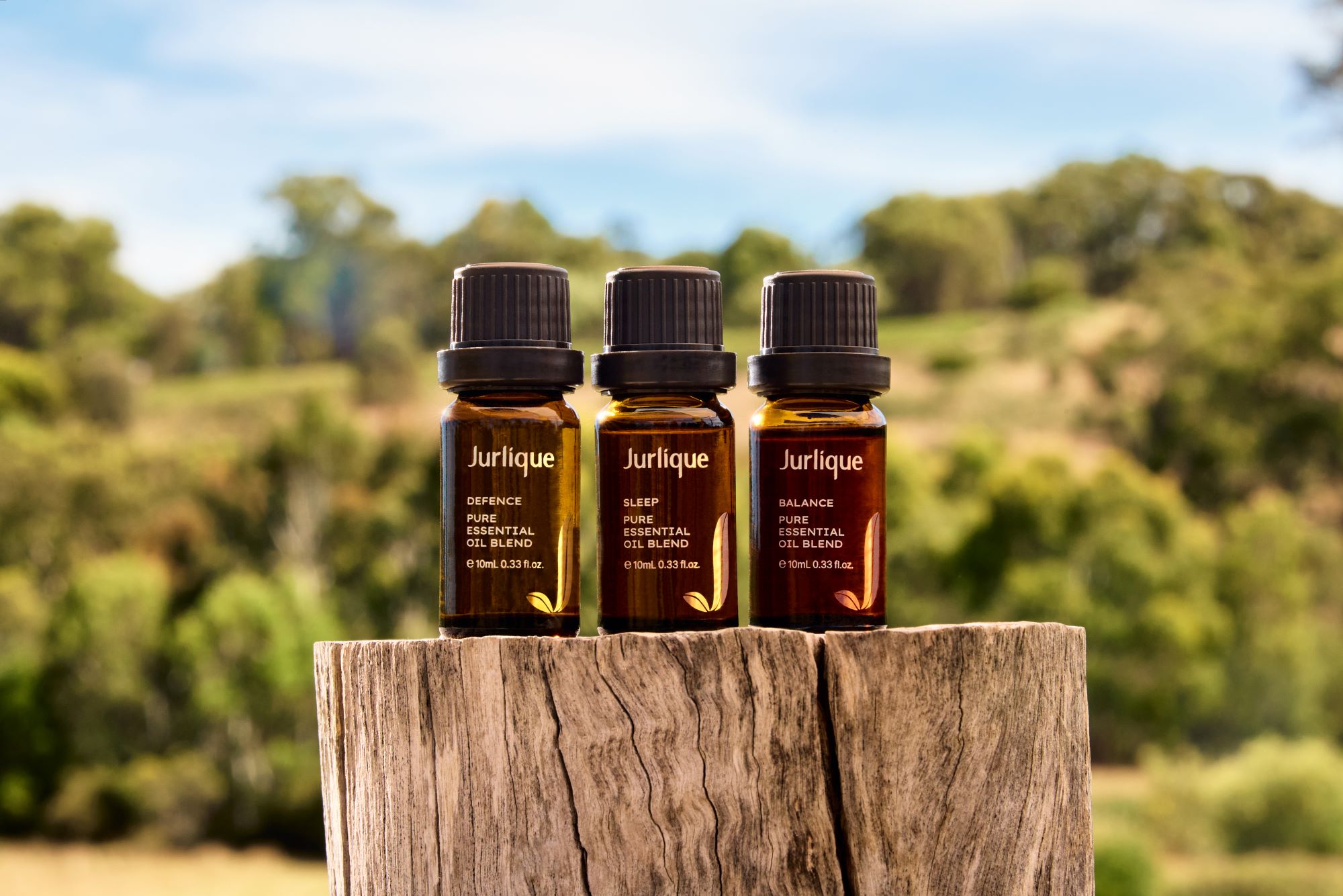 Craft your own unique oil blend, using 3 of Jurlique's single note oils and mixing with a jojoba carrier oil. Experiment with different blends, taking your favourite home with you.