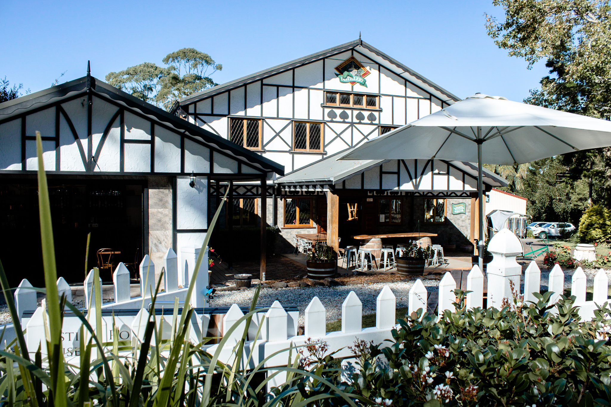 走訪坦伯林山 (Tamborine Mountain) 上這間迷人的釀酒廠,在悠閒寫意的環境中,享受專業導覽的品酒吧! 走訪坦伯林山 (Tamborine Mountain) 上這間迷人的釀酒廠,在悠閒寫意的環境中,享受專業導覽的品酒吧!