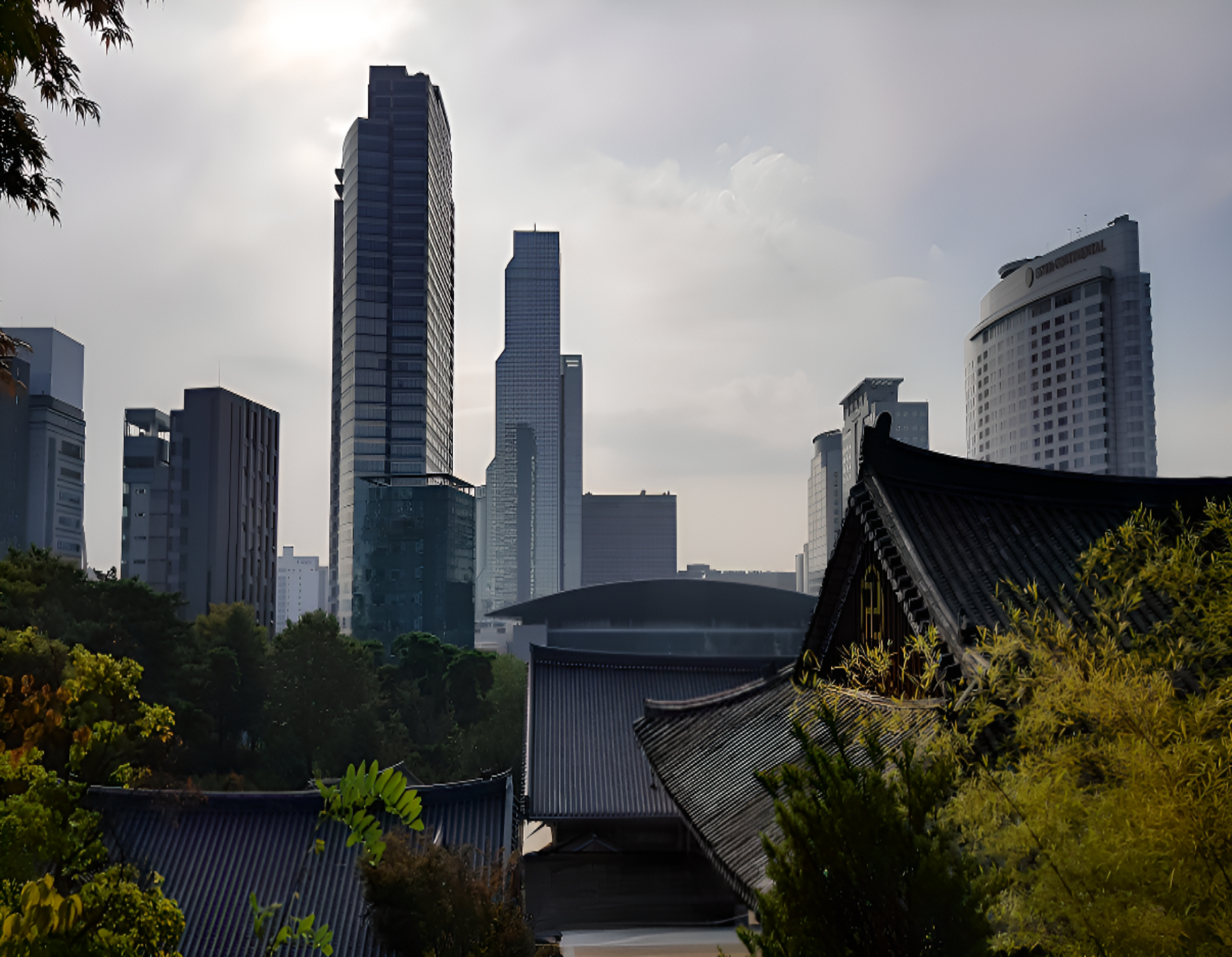 跨越時代的壯麗景緻。高聳入雲的摩天大樓與傳統瓦片屋頂交織,是您捕捉完美畫面的終極攝影點。 跨越時代的壯麗景緻。高聳入雲的摩天大樓與傳統瓦片屋頂交織,是您捕捉完美畫面的終極攝影點。