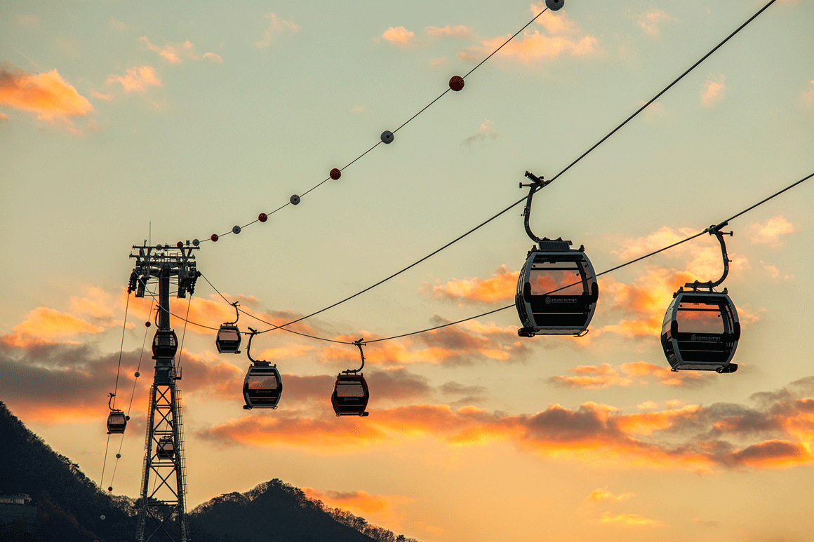 搭乘三岳山纜車，展開高空之旅，飽覽韓國如詩如畫的山脈、森林和寧靜的義岩湖全景，享受一場絕美冒險。